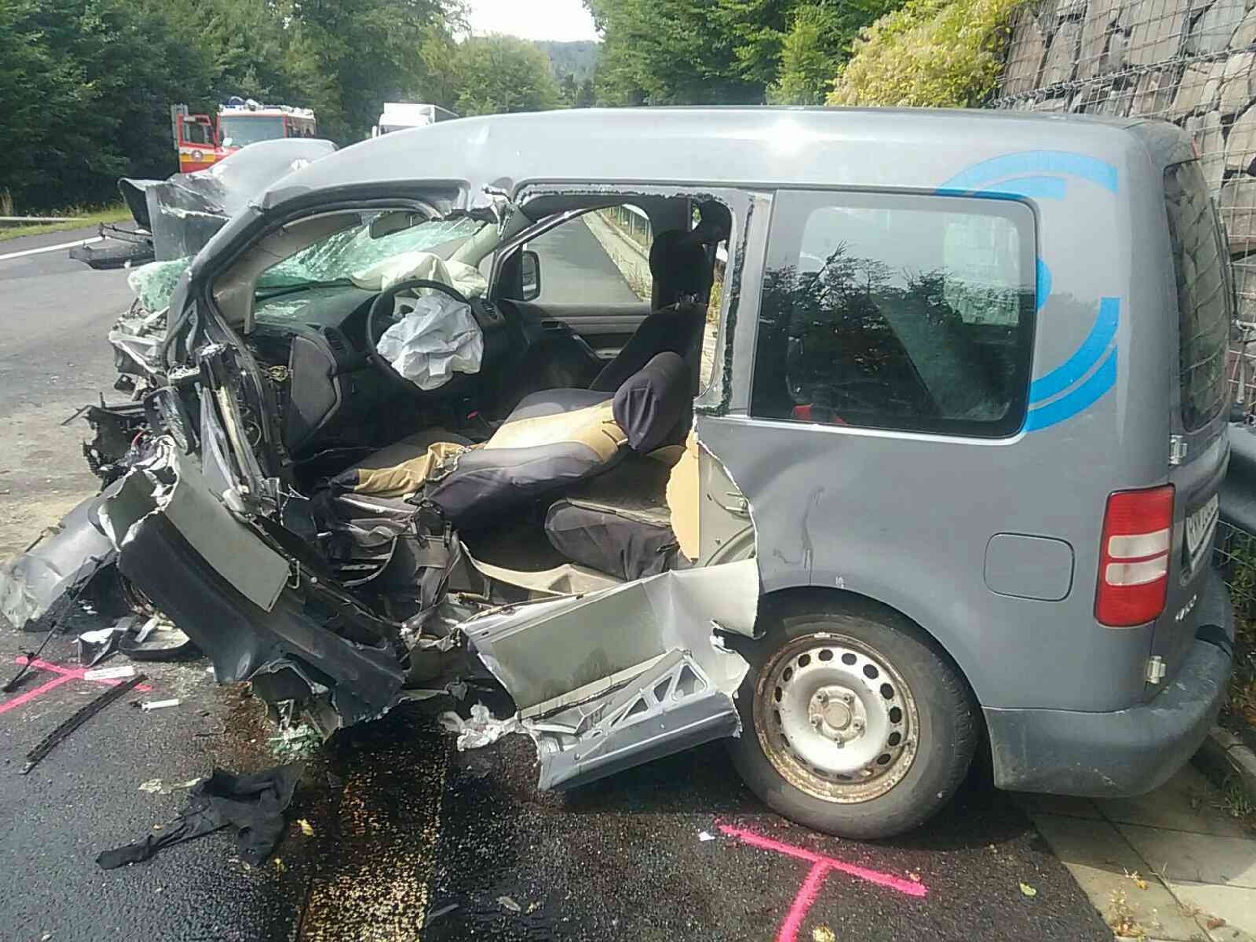 Čelná zrážka dvoch osobných vozidiel