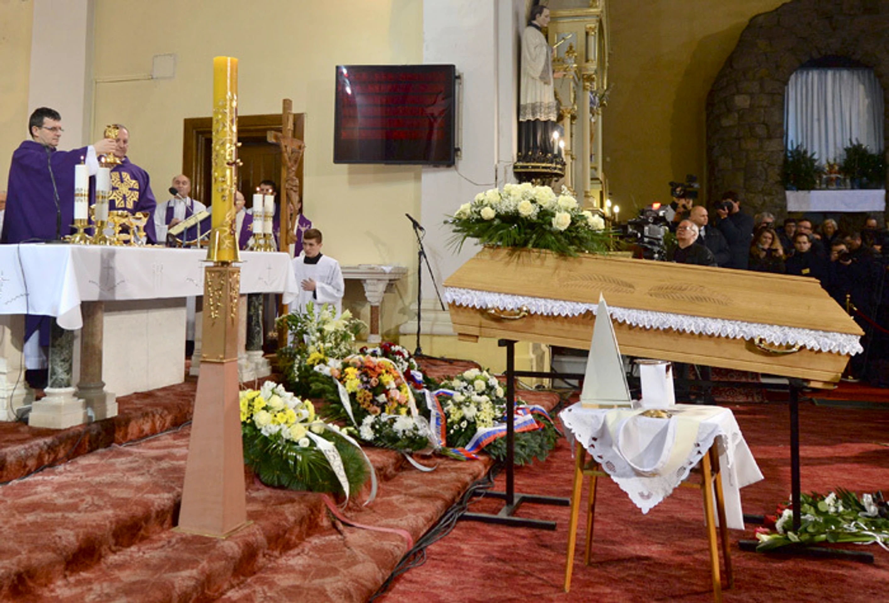 Provinciál saleziánov don Jozef Ižold počas zádušnej omše za zosnulého saleziána a charitatívneho pracovníka Antona Srholca.