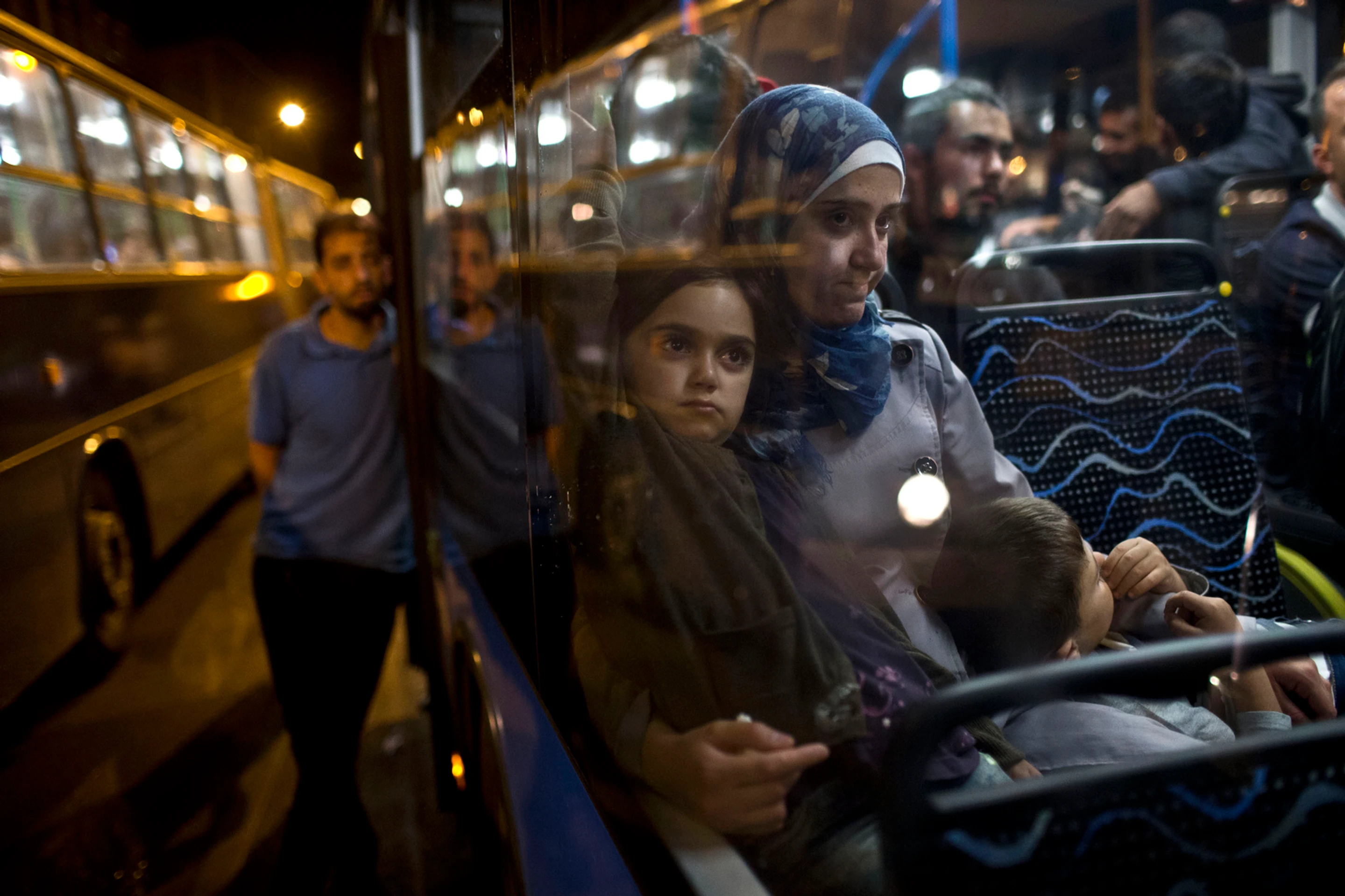 Rodina sedí v autobuse, ktorý ich má odviesť z Maďarsko do Rakúska.