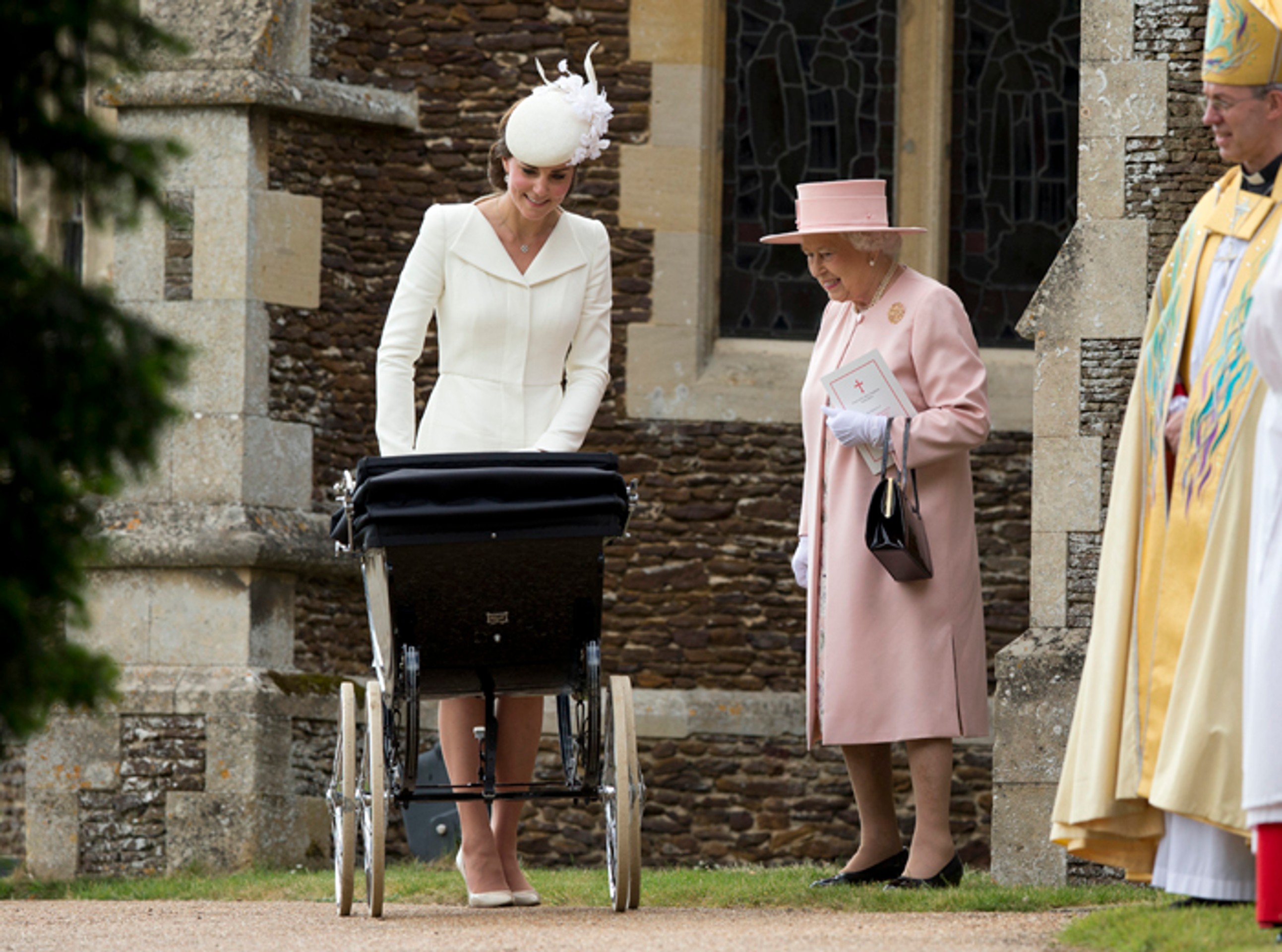 Vojvodkyňa z Cambridge Kate počas krstu princeznej Charlotte s Alžbetou II. (5. júla 2015).