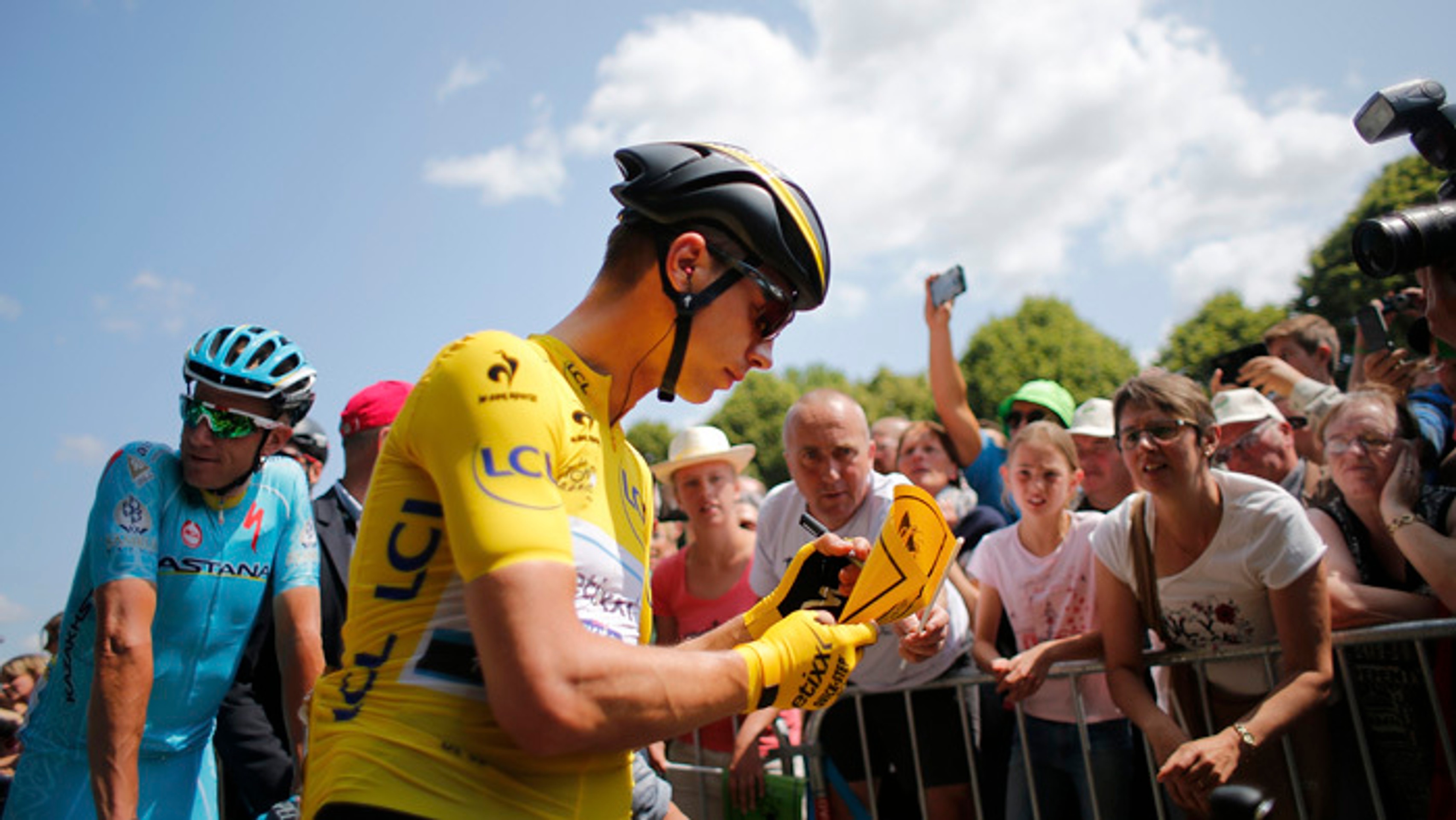 Nemecký cyklista Tony Martin zo stajne Etixx - QuickStep rozdáva autogramy pred 6. etapou TdF.