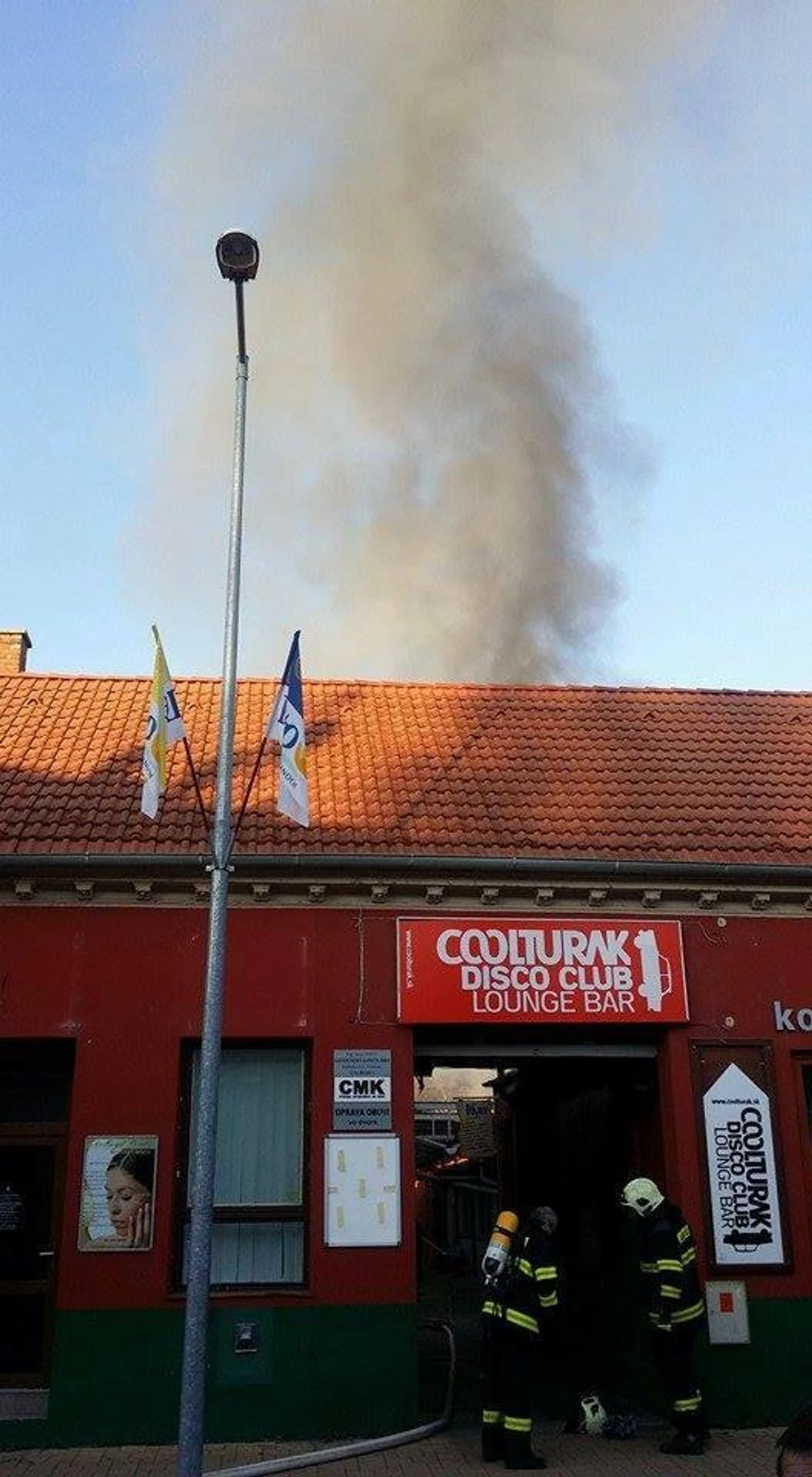 Hasiči zasahujú pri požiari