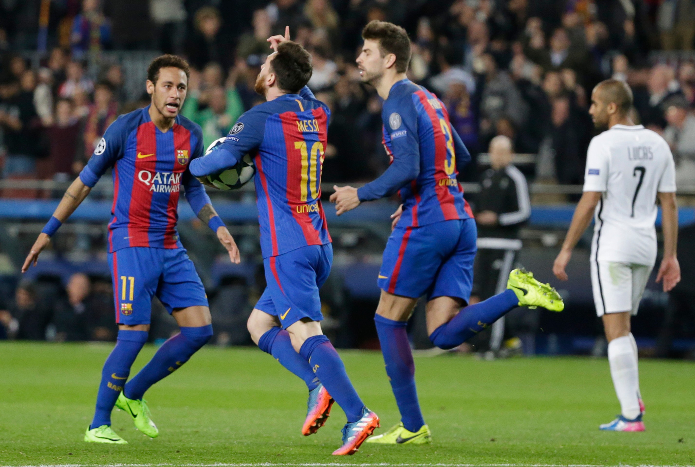 Lionel Messi s pohľadom do nebies oslavuje gól v odvete osemfinále LM proti PSG.