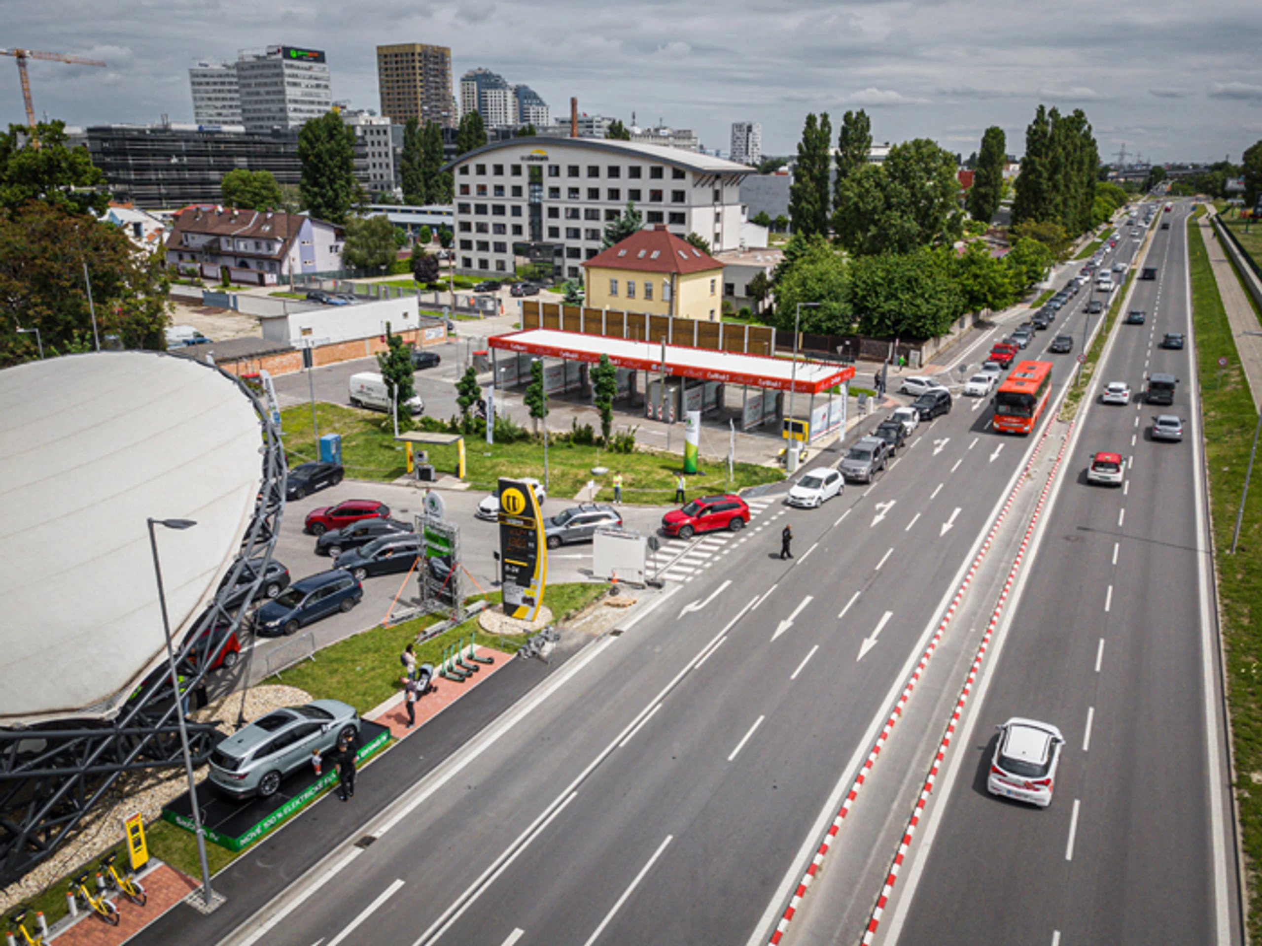 ŠKODA premenila čerpačku na nabíjaciu stanicu.