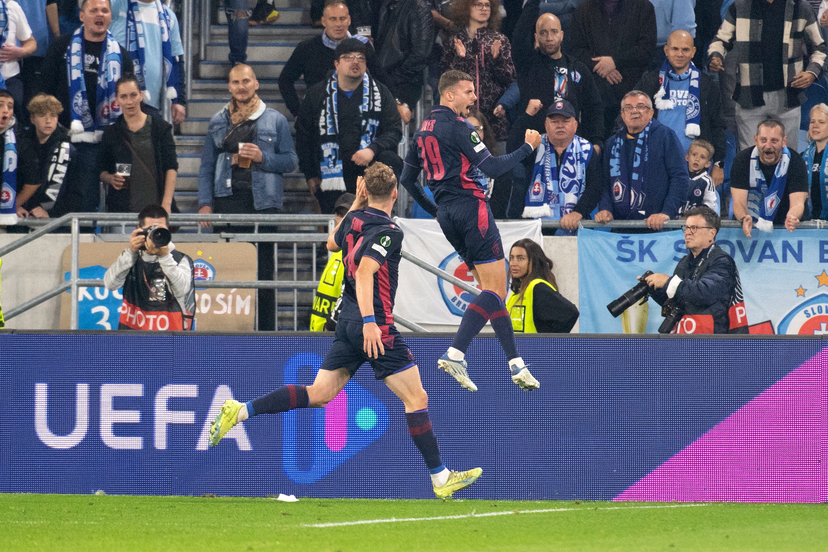 Hráči Bazileja oslavujú gól