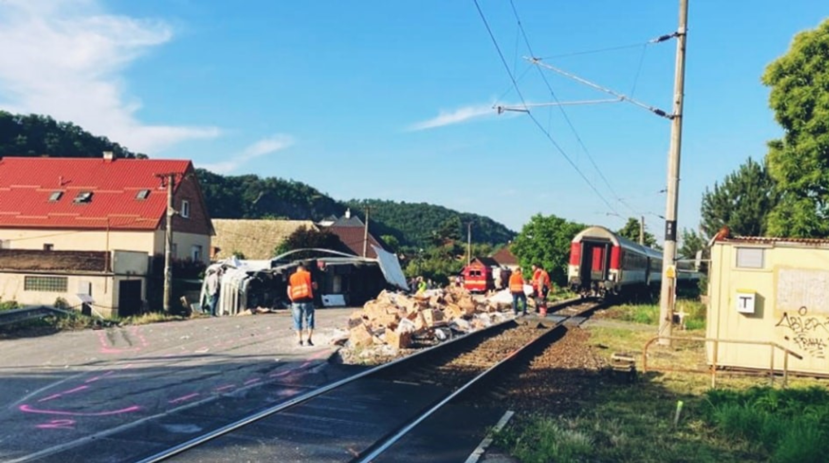 Zrážka vlaku s nákladiakom.