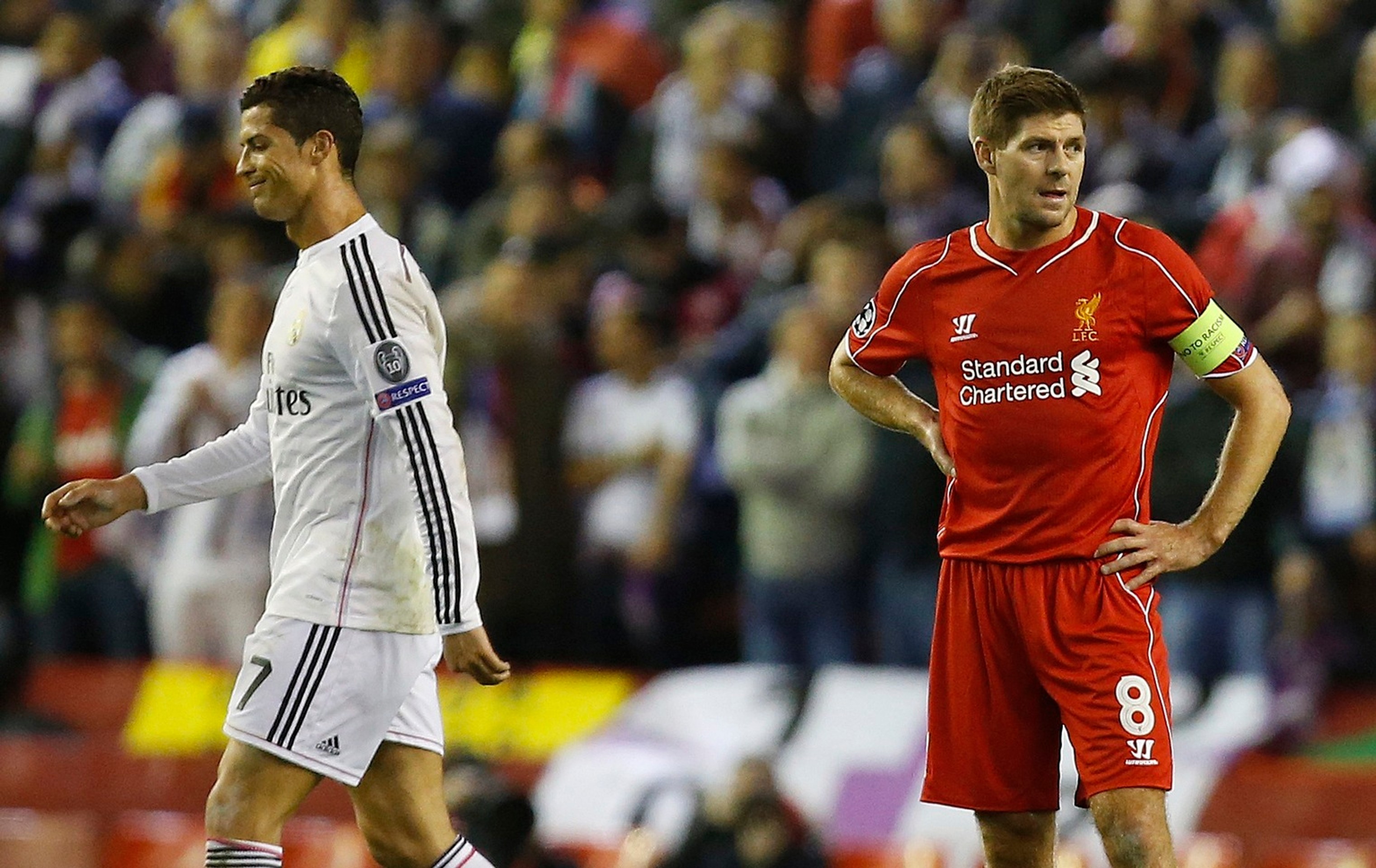 Hráč Realu Cristiano Ronaldo a kapitán Liverpoolu  Steven Gerrard počas zápasu.