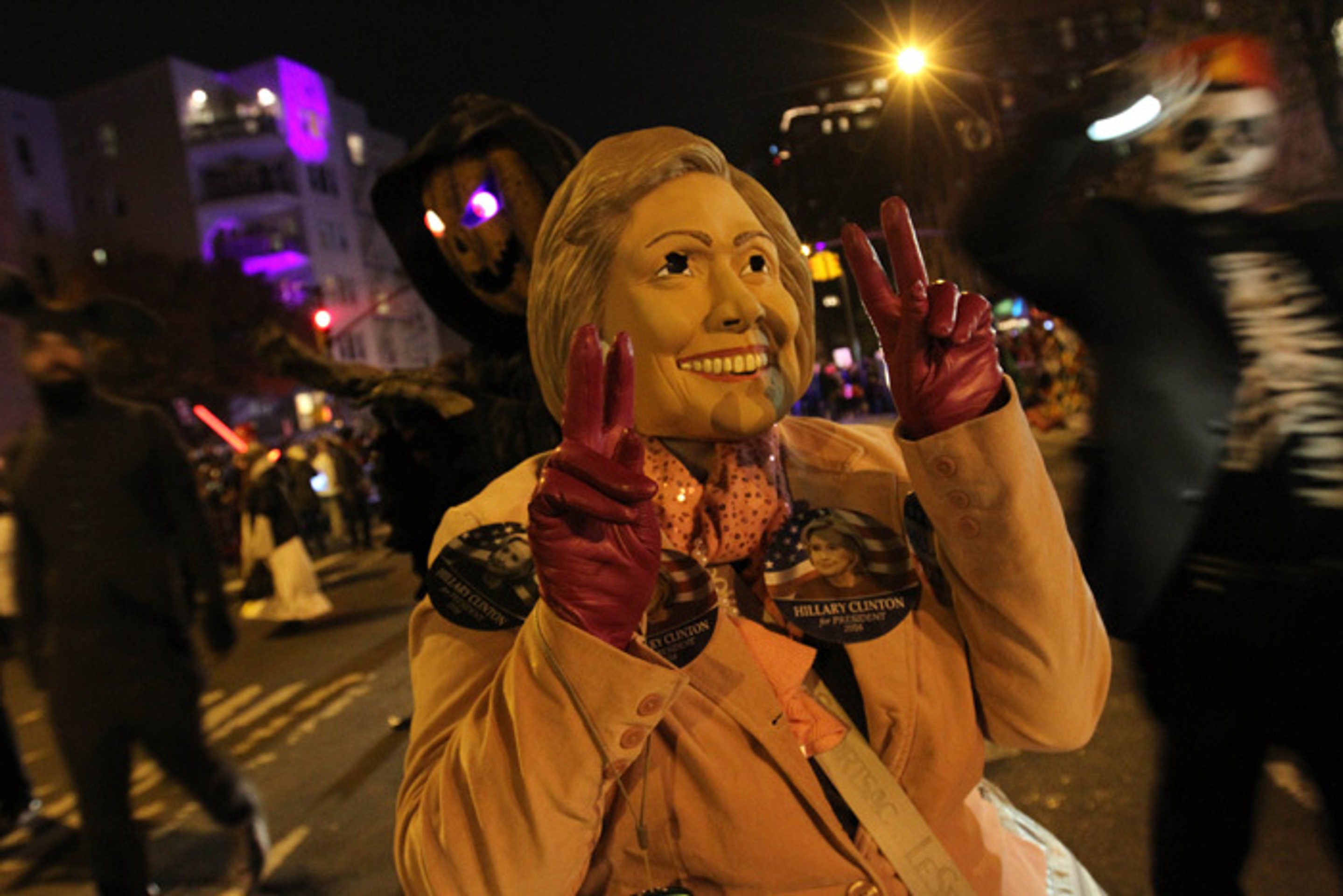 Maska Hillary Clintonovej počas sprievodu Greenwich Village Halloween Parade v New Yorku.