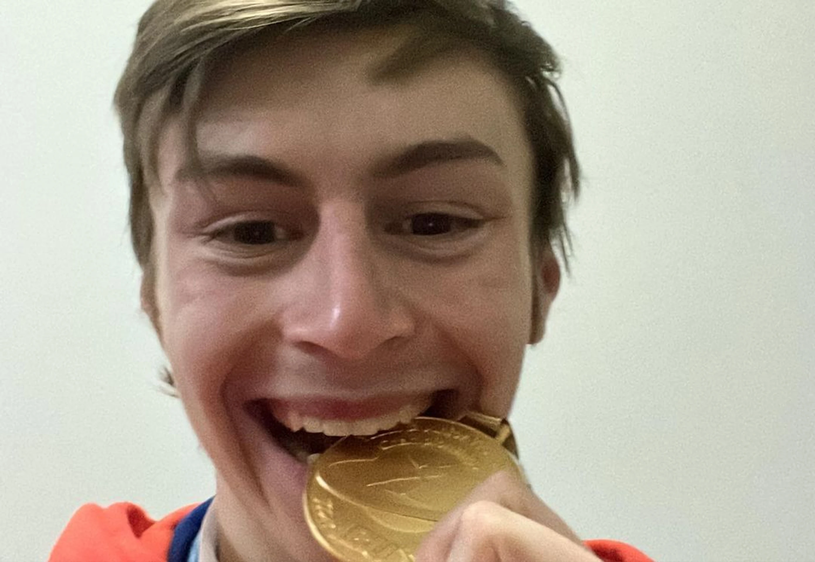 Nadšený Jakub so zlatou medailou.