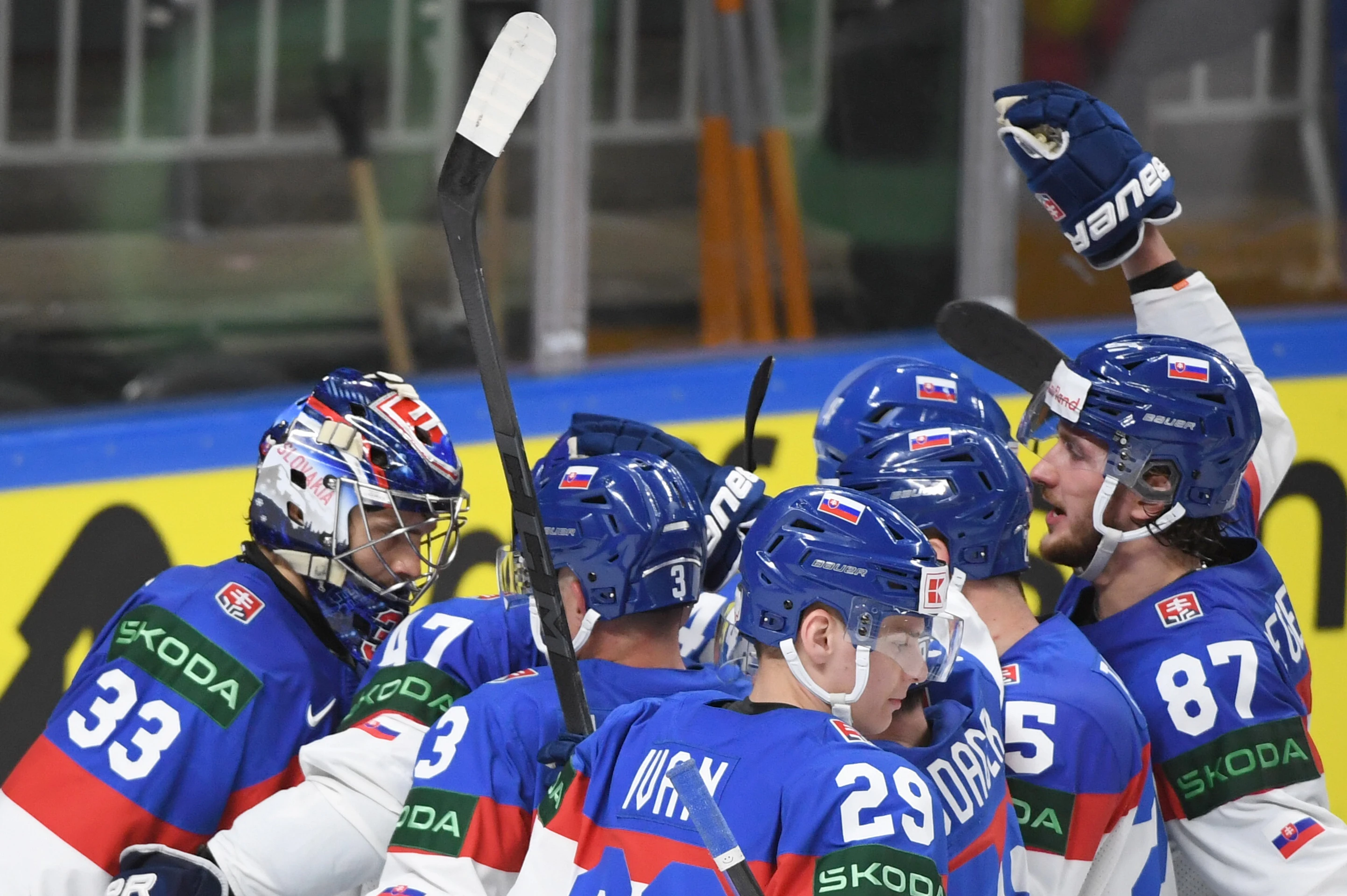 Slovenskí hokejisti sa tešia z víťazstva 4:1 po zápase s Nórskom na MS 2023.