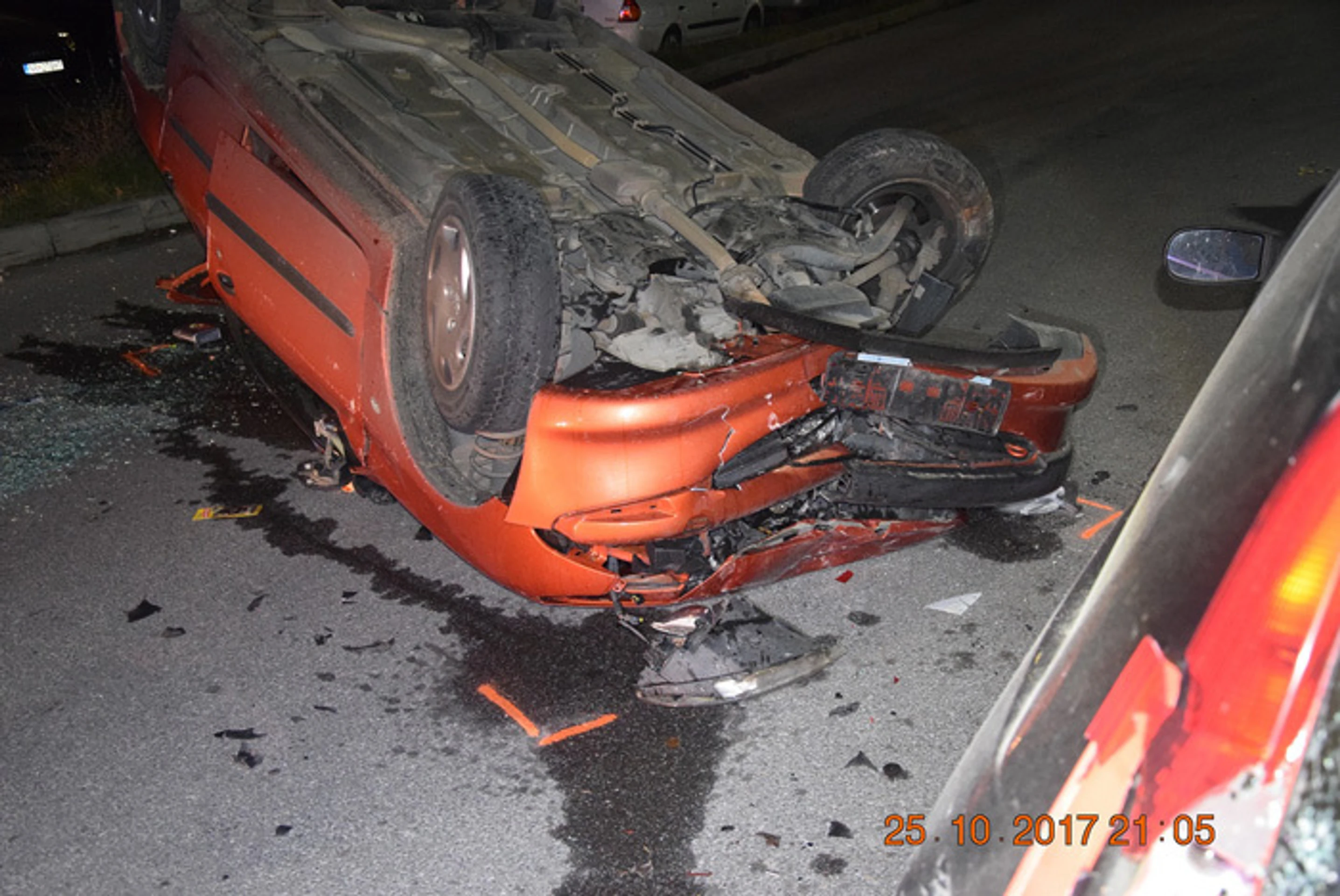 Prevrátený Peugeot 206 po nehode v Novej Bani.
