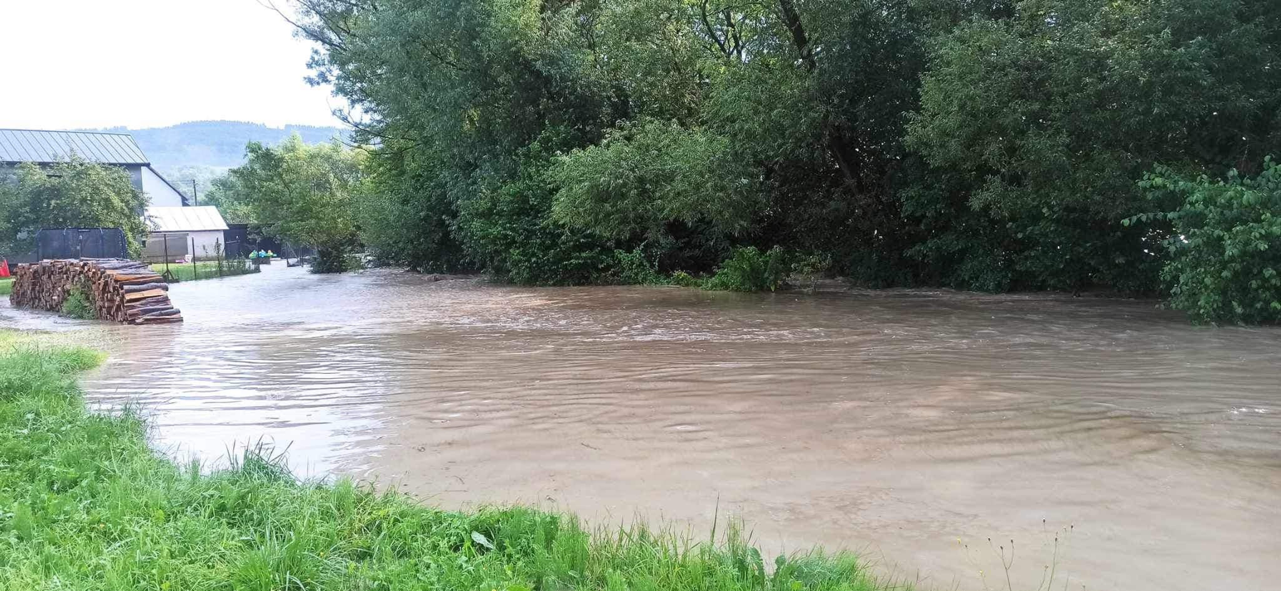 Voda z potoka zaplavila hlavnú cestu i pivnice.