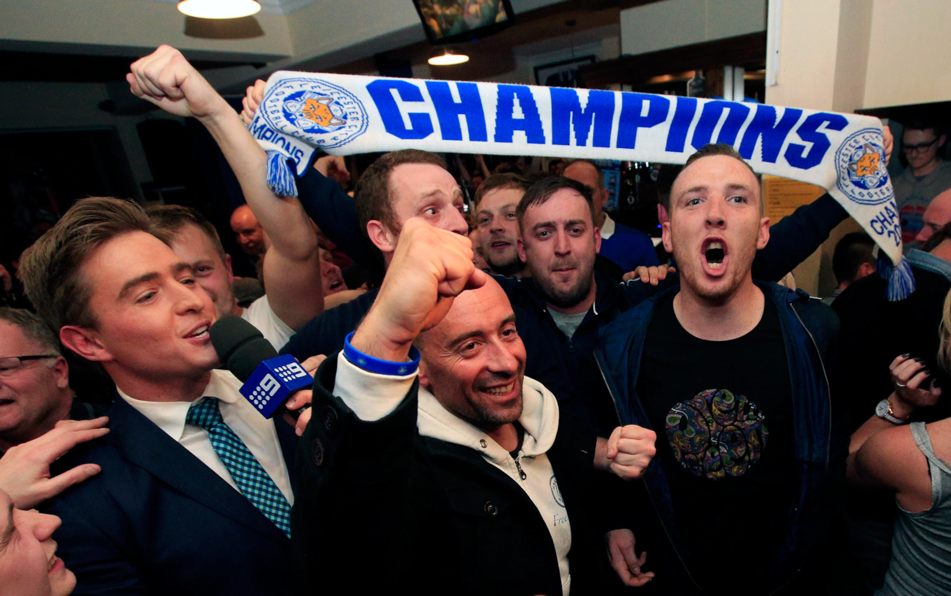 Fanúšikovia Leicester City oslavujú majstrovský titul v anglickej futbalovej Premier League.