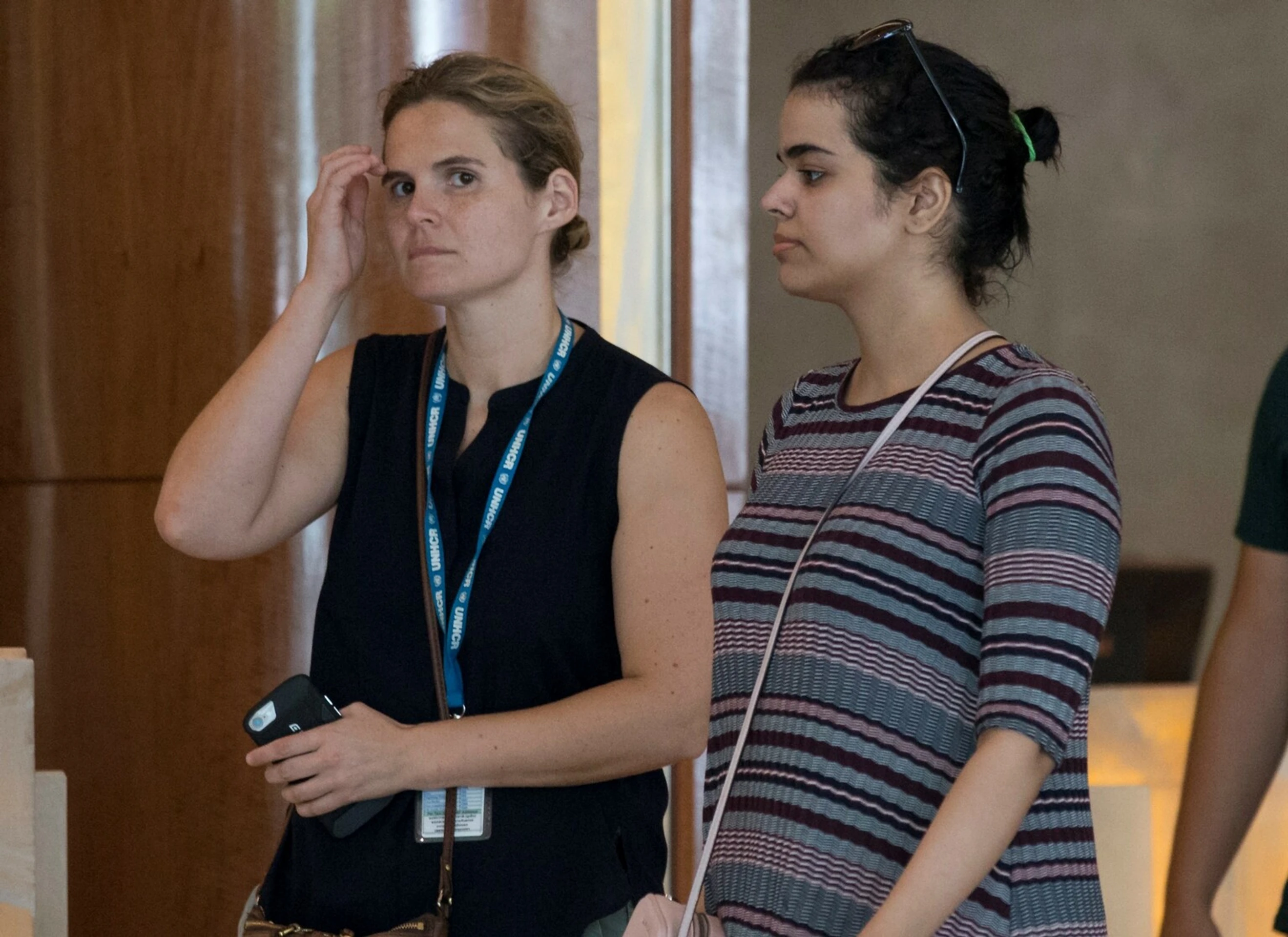 Rahaf Muhammad Mutlak al-Kunúnová (vpravo)