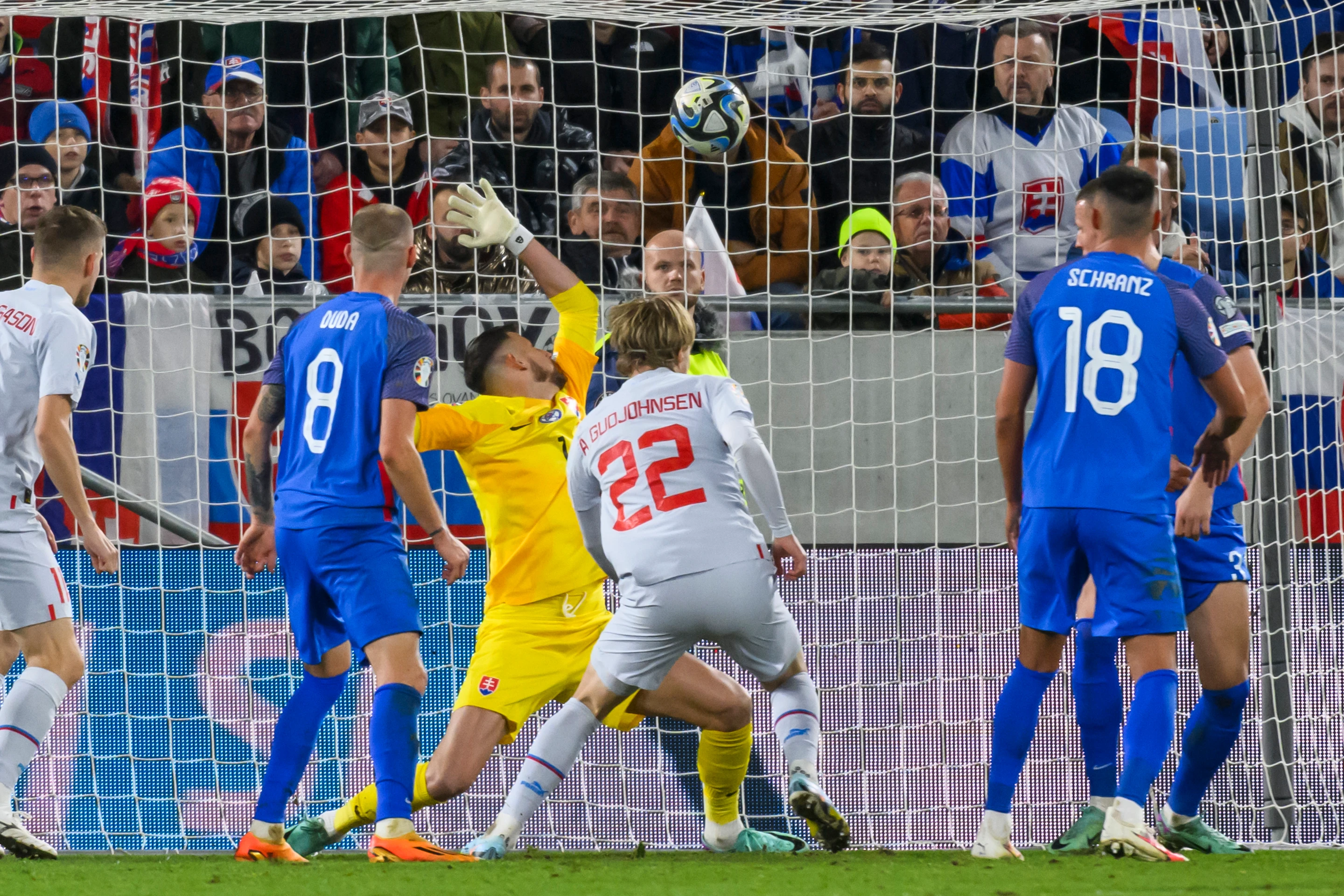 Zretí zľava brankár Martin Dúbravka (Slovensko) inkasuje gól v zápase kvalifikácie ME 2024 proti Islandu.