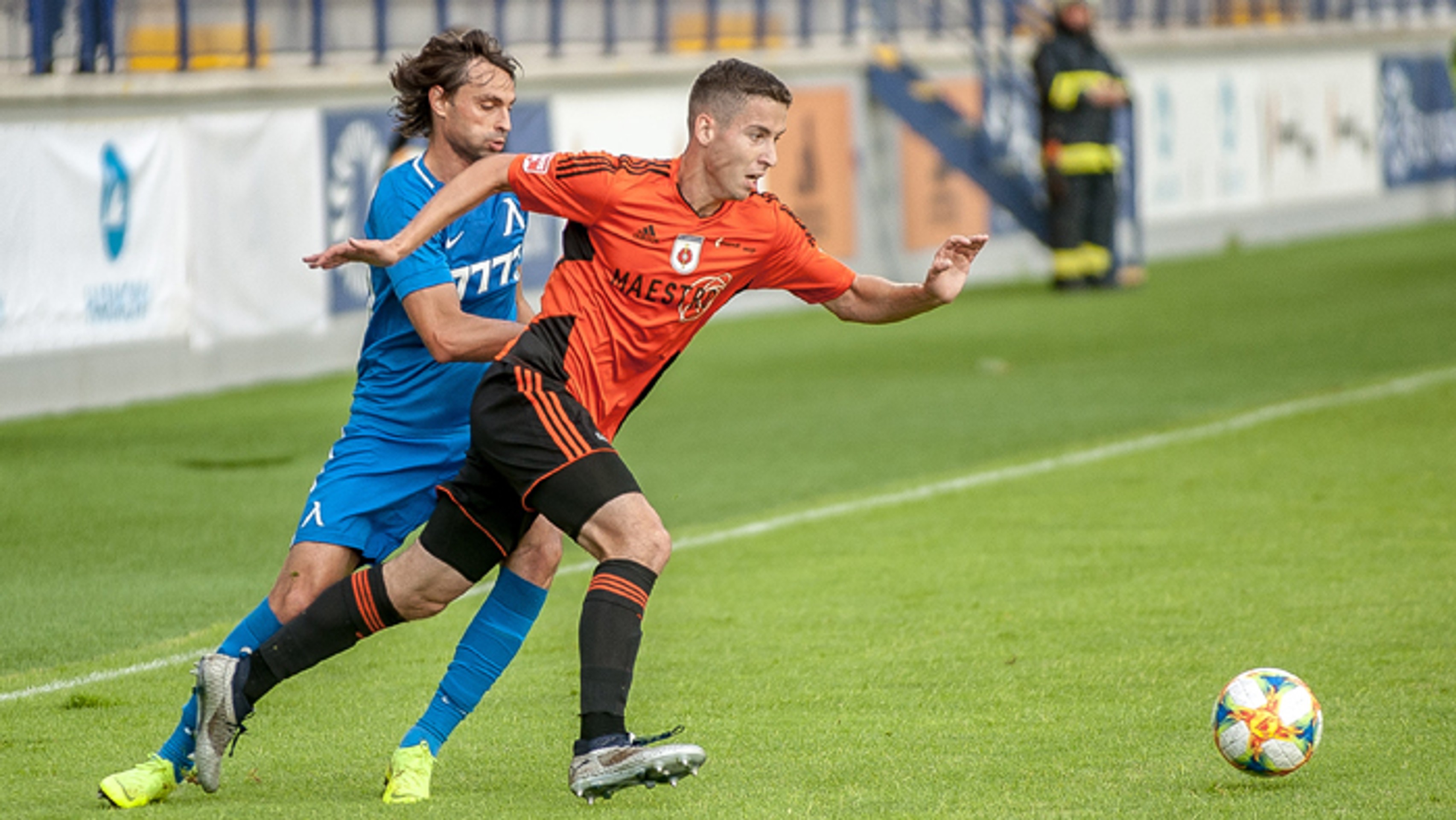 Vľavo hráč Trnavy Rafael Tavares a hráč Radniku Ivan Šubert.