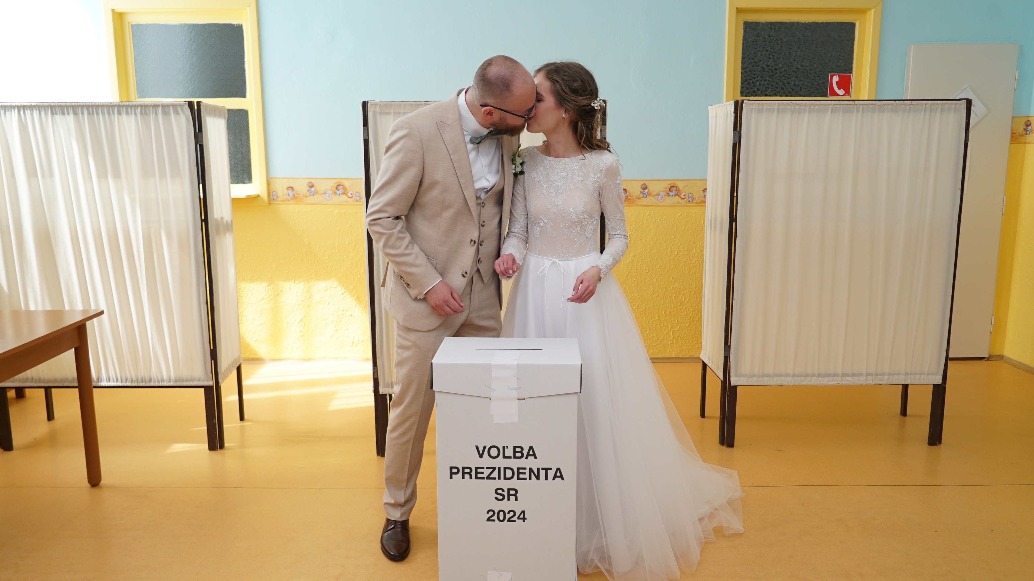 20240406_Komarno_volby_svadba_zenich_nevesta_15032731