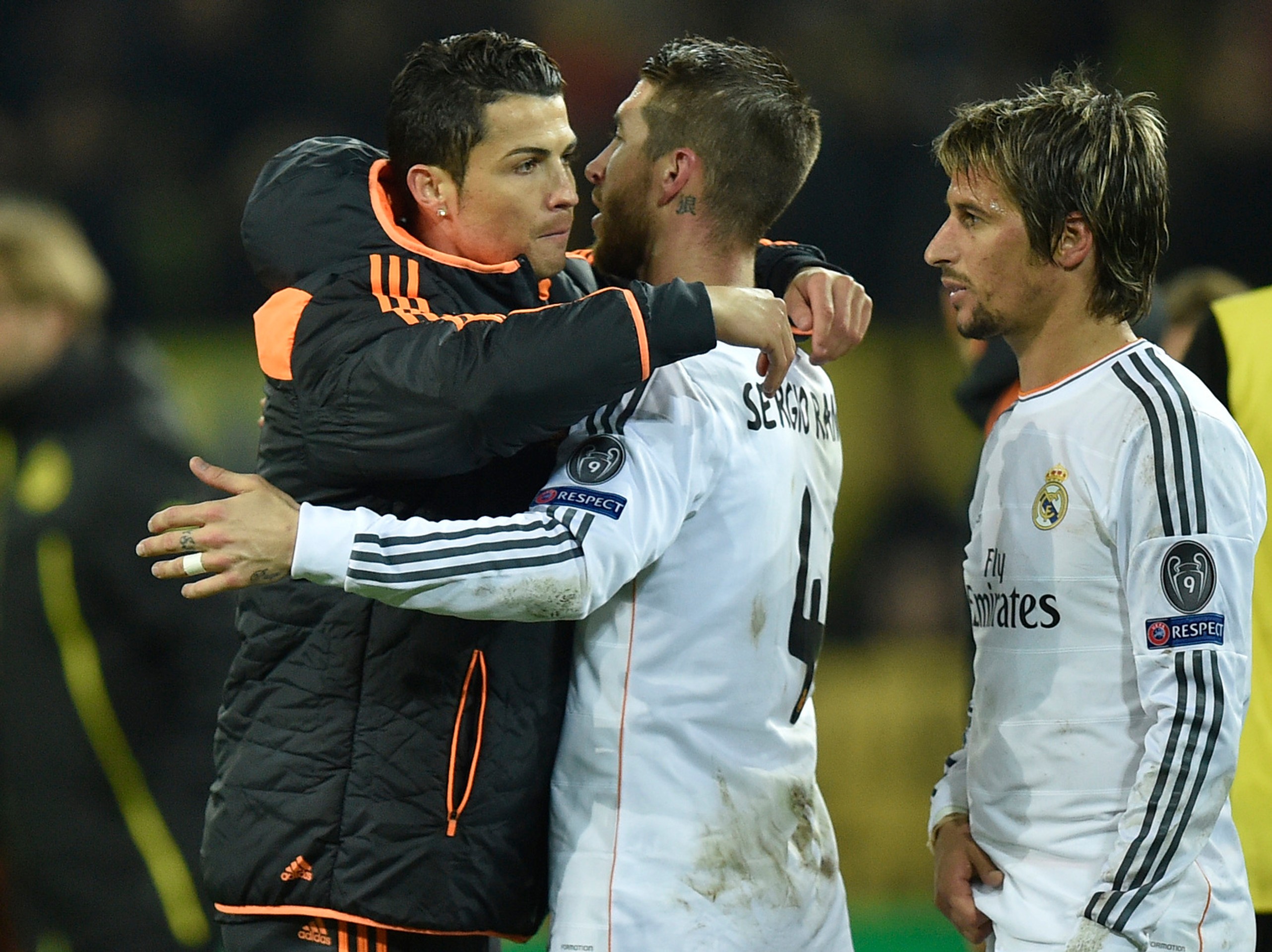 Hráči Realu Madrid Cristiano Ronaldo (vľavo) a Sergio Ramos sa radujú z postupu do semifinále po odvetnom štvrťfinálovom zápase 