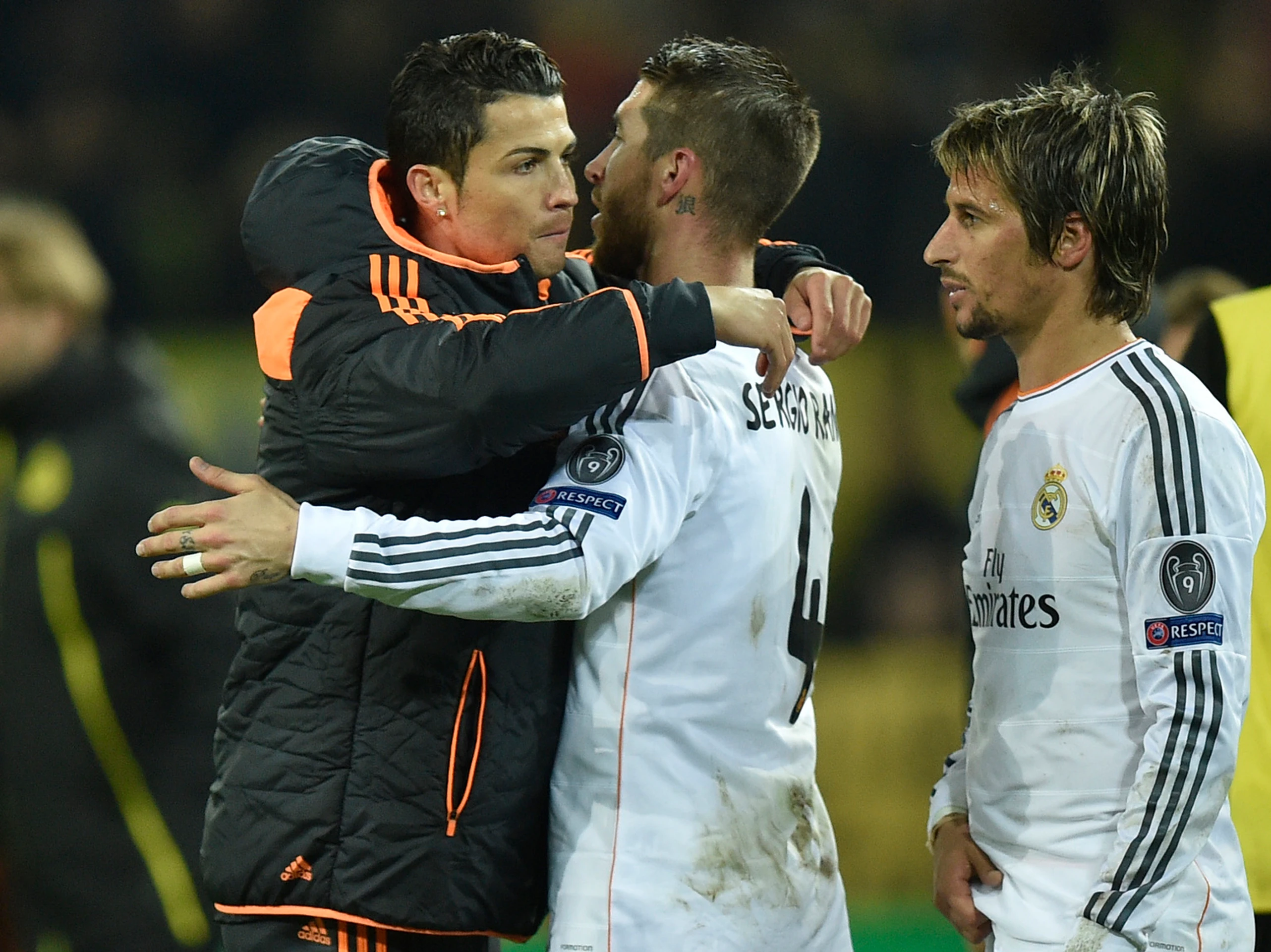 Hráči Realu Madrid Cristiano Ronaldo (vľavo) a Sergio Ramos sa radujú z postupu do semifinále po odvetnom štvrťfinálovom zápase 
