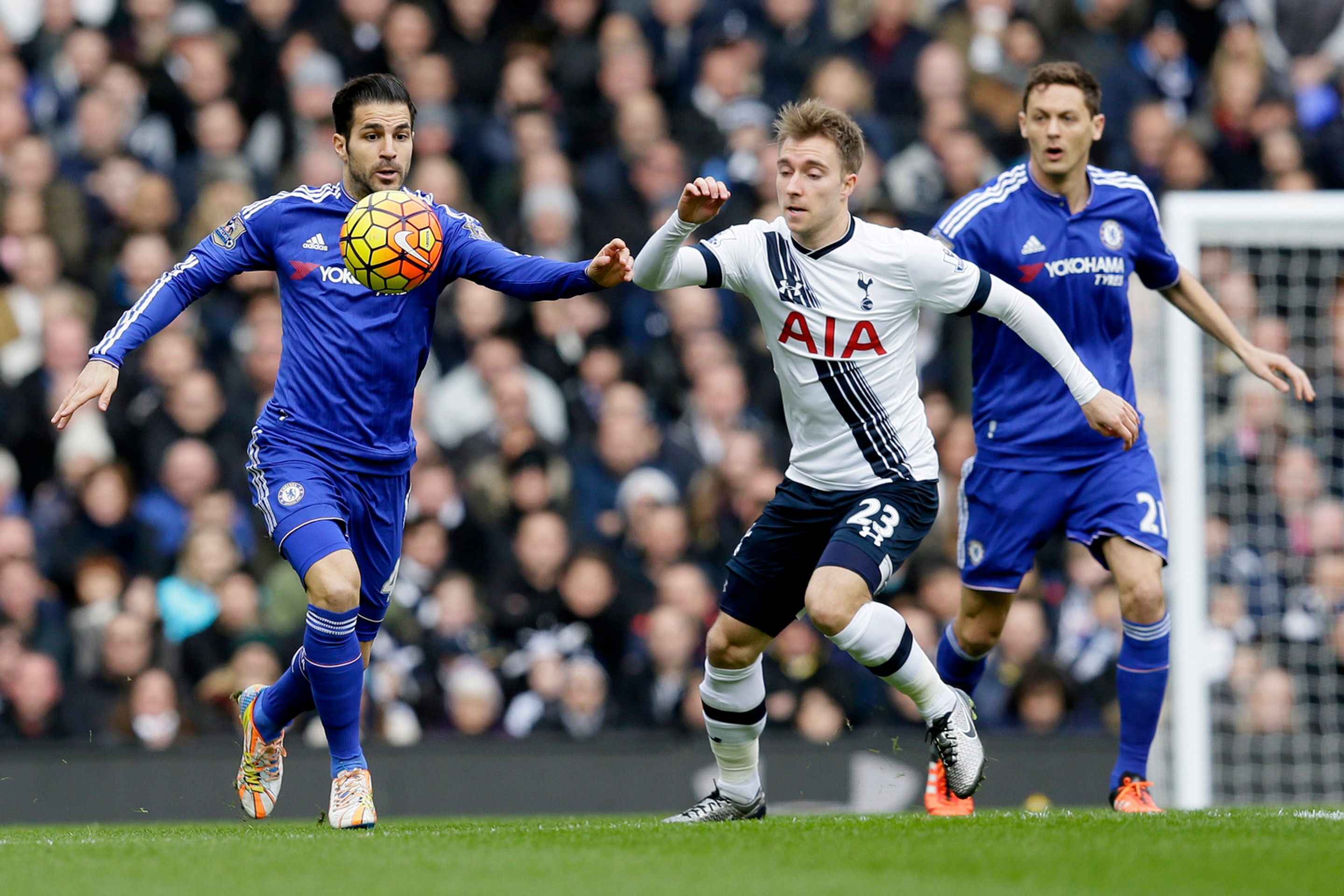 Christian Eriksen (v strede) a Cesc Fabregas (vľavo) v súboji o loptu.