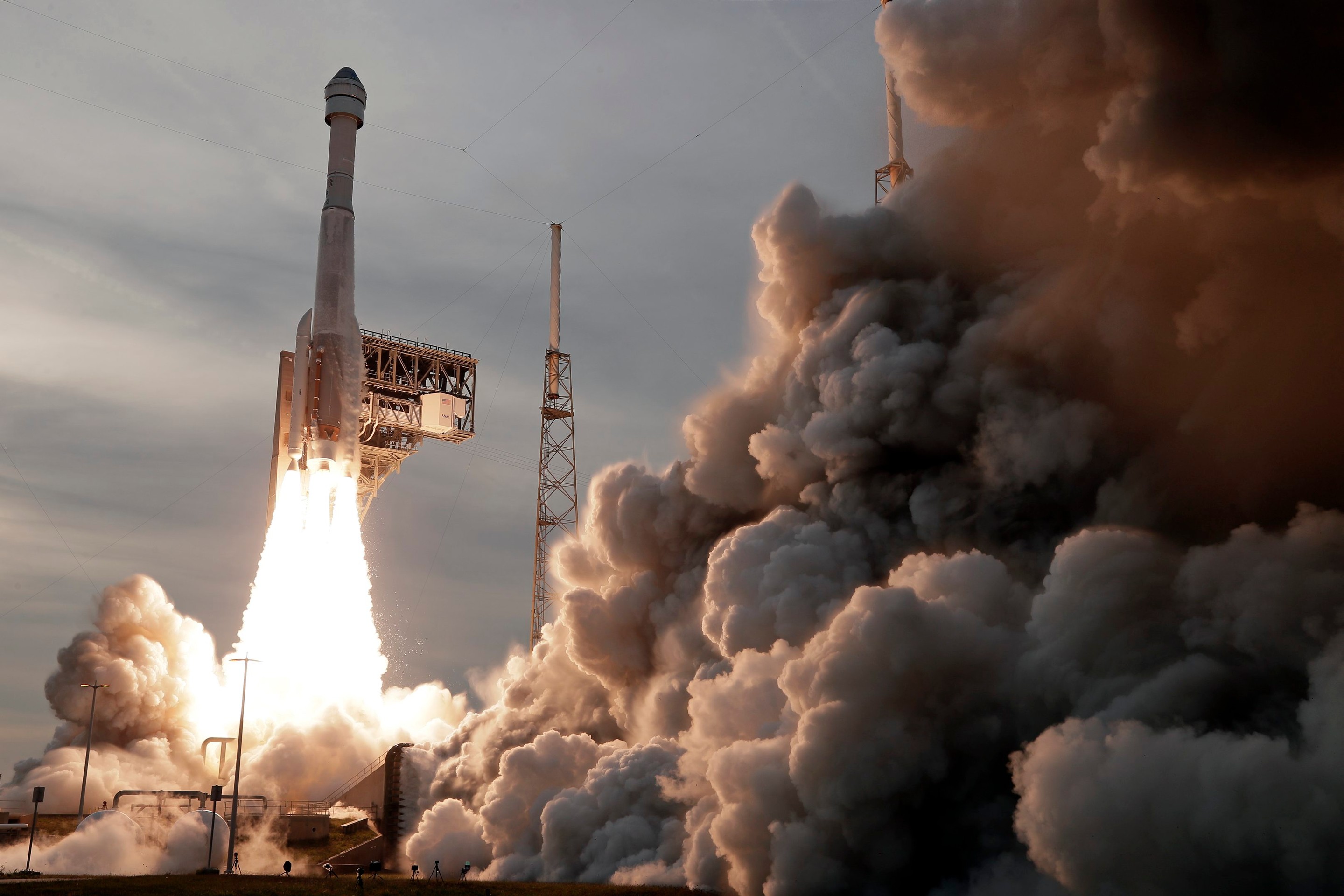 Štart rakety Raketa Atlas V spoločnosti United Launch Alliance z mysu Canaveral na Floride.