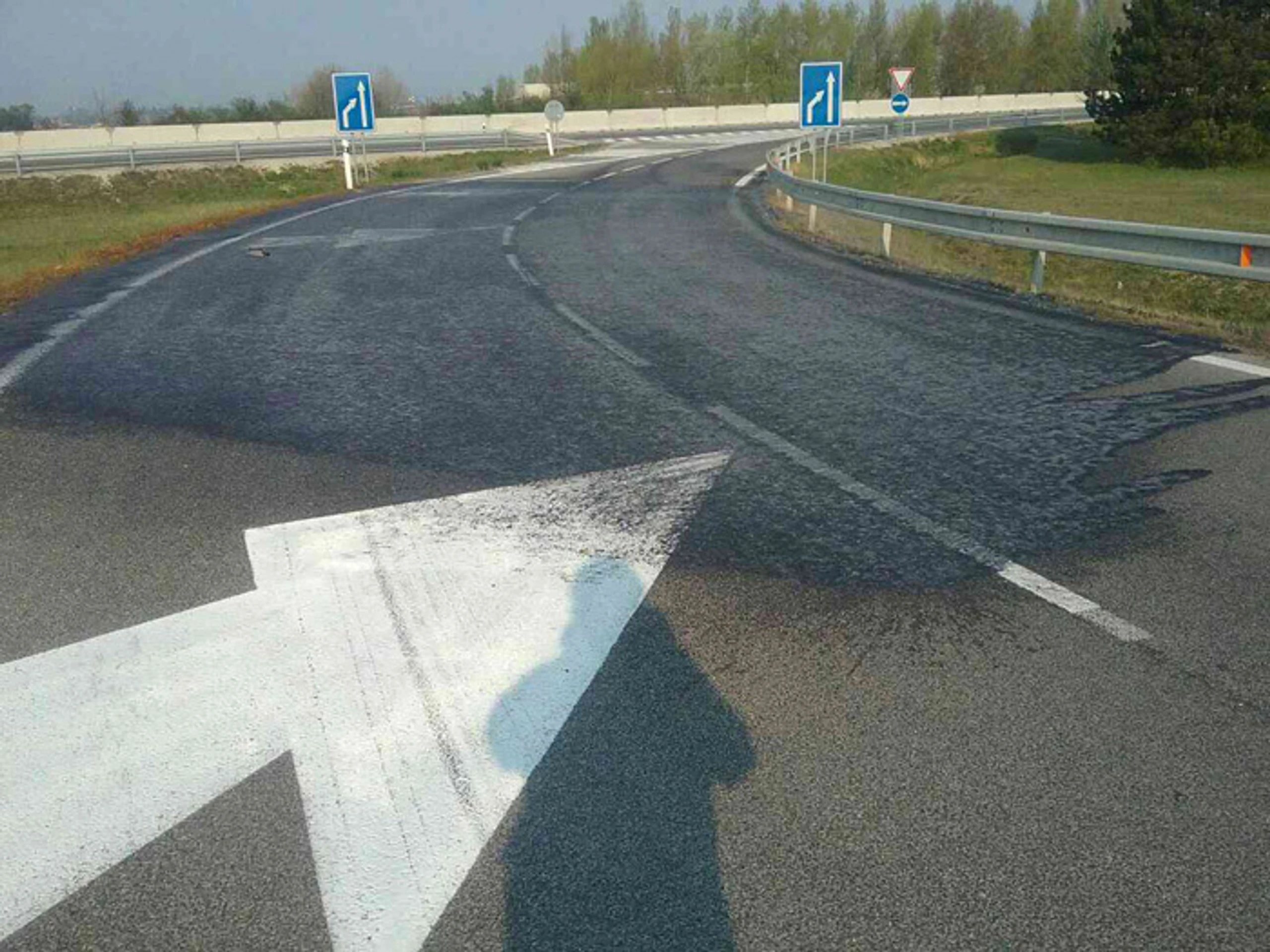 Na diaľničný privádzač na D1 z Hlohovca smerom na Trenčín sa vyliala kyselina dusičná.