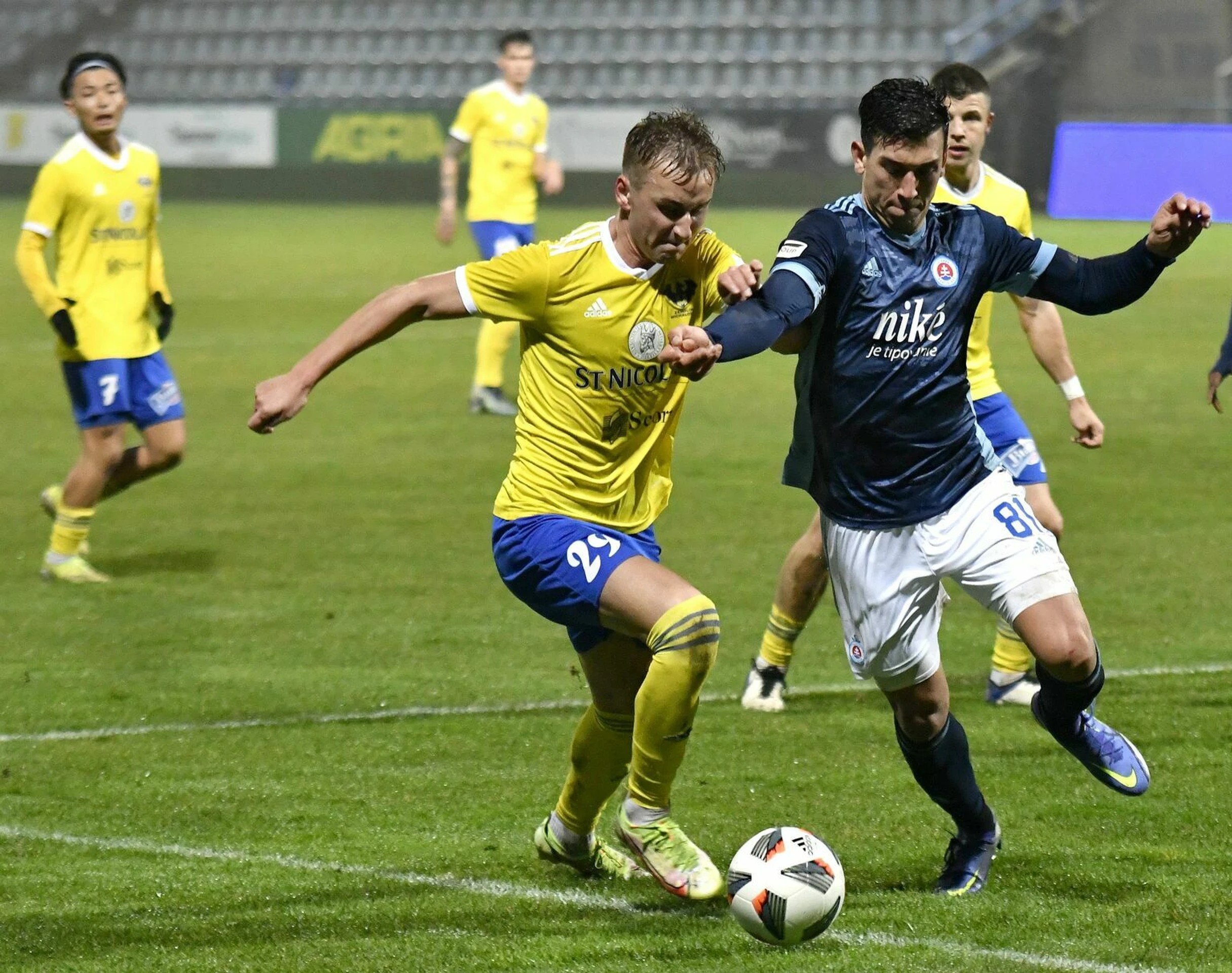 Zľava Matej Trusa z Michaloviec a Vernon De Marco zo Slovana v zápase 15. kola Fortuna ligy.