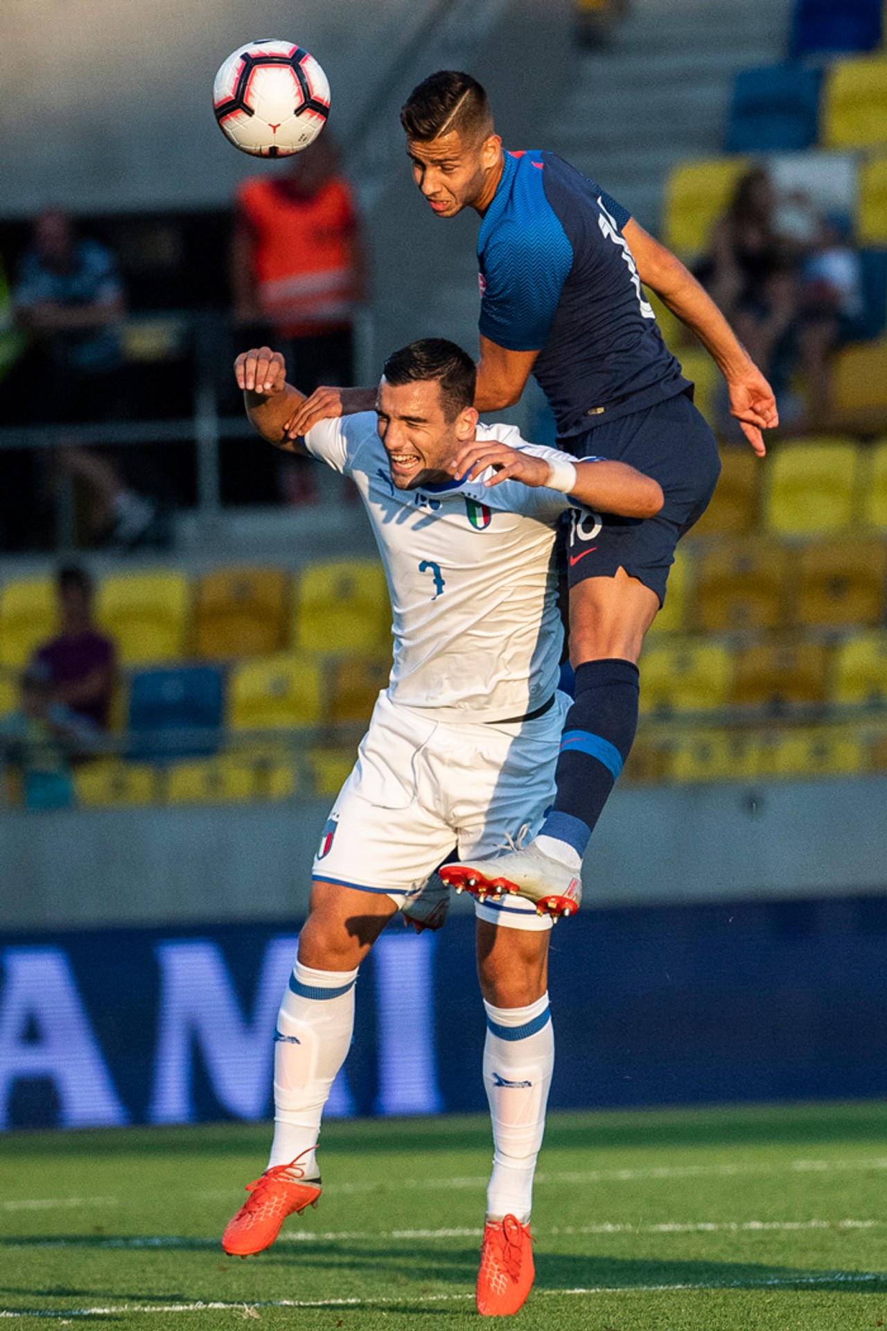 Reprezentant do 21 rokov Dávid Hancko (vpravo) a taliansky rovesník Giuseppe Pezzella.