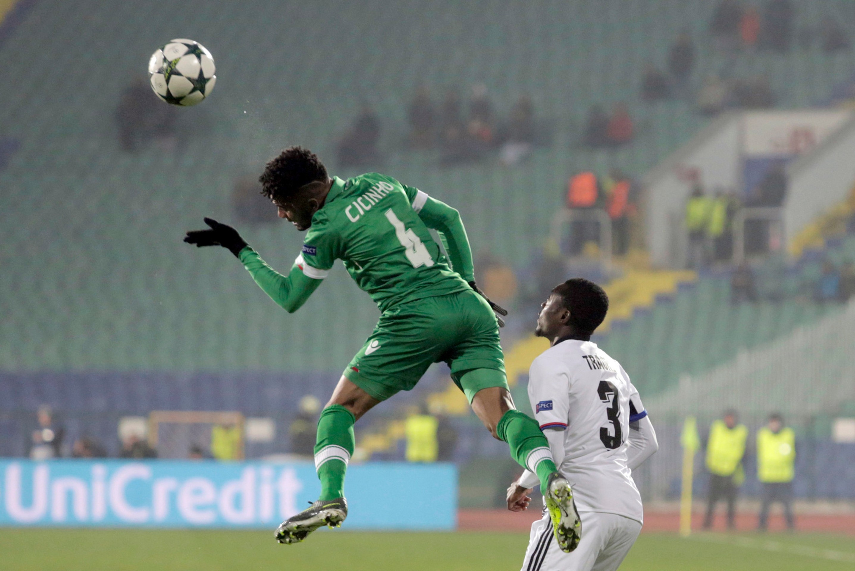 Cicinho z Ludogorcu Razgrad vo výskoku pred Adamom Traoré z Bazileja v dueli LM.