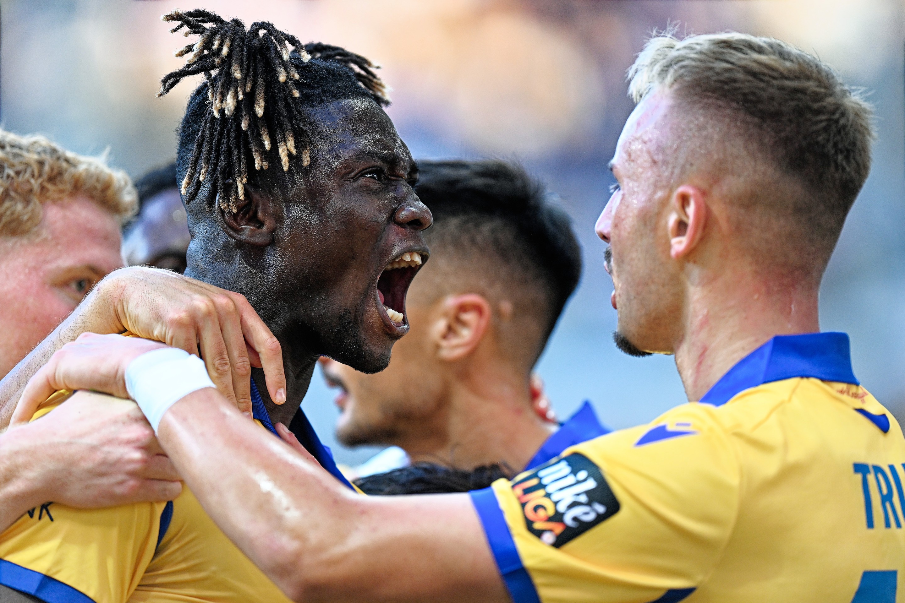 Vľavo hráč DAC Fernand Bi Irie Goure oslavuje gól v zápase 7. kola Niké ligy proti Slovanu.