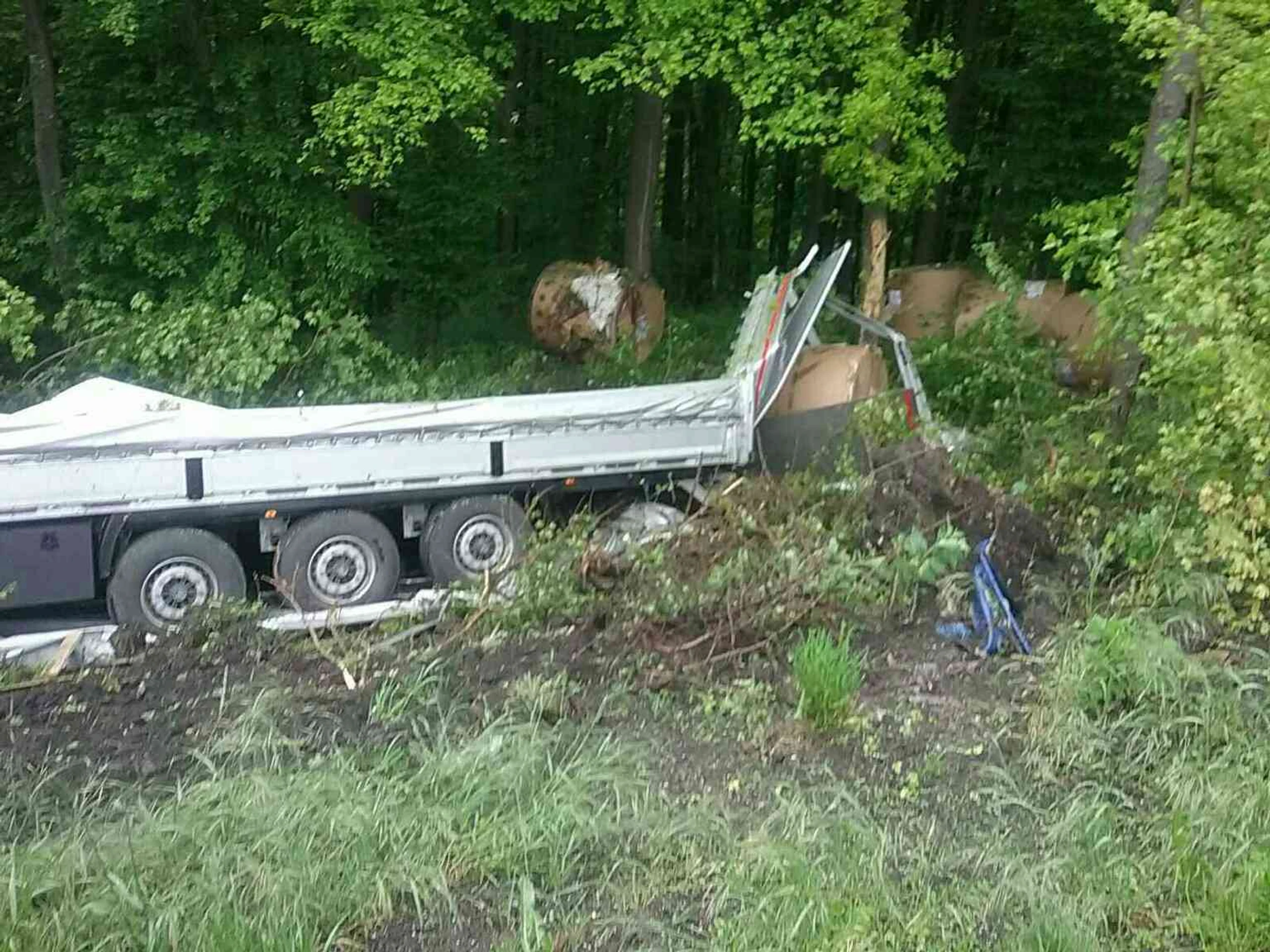 Vodič poľského kamióna havaroval v Krupine, zostal zakliesnený v kabíne
