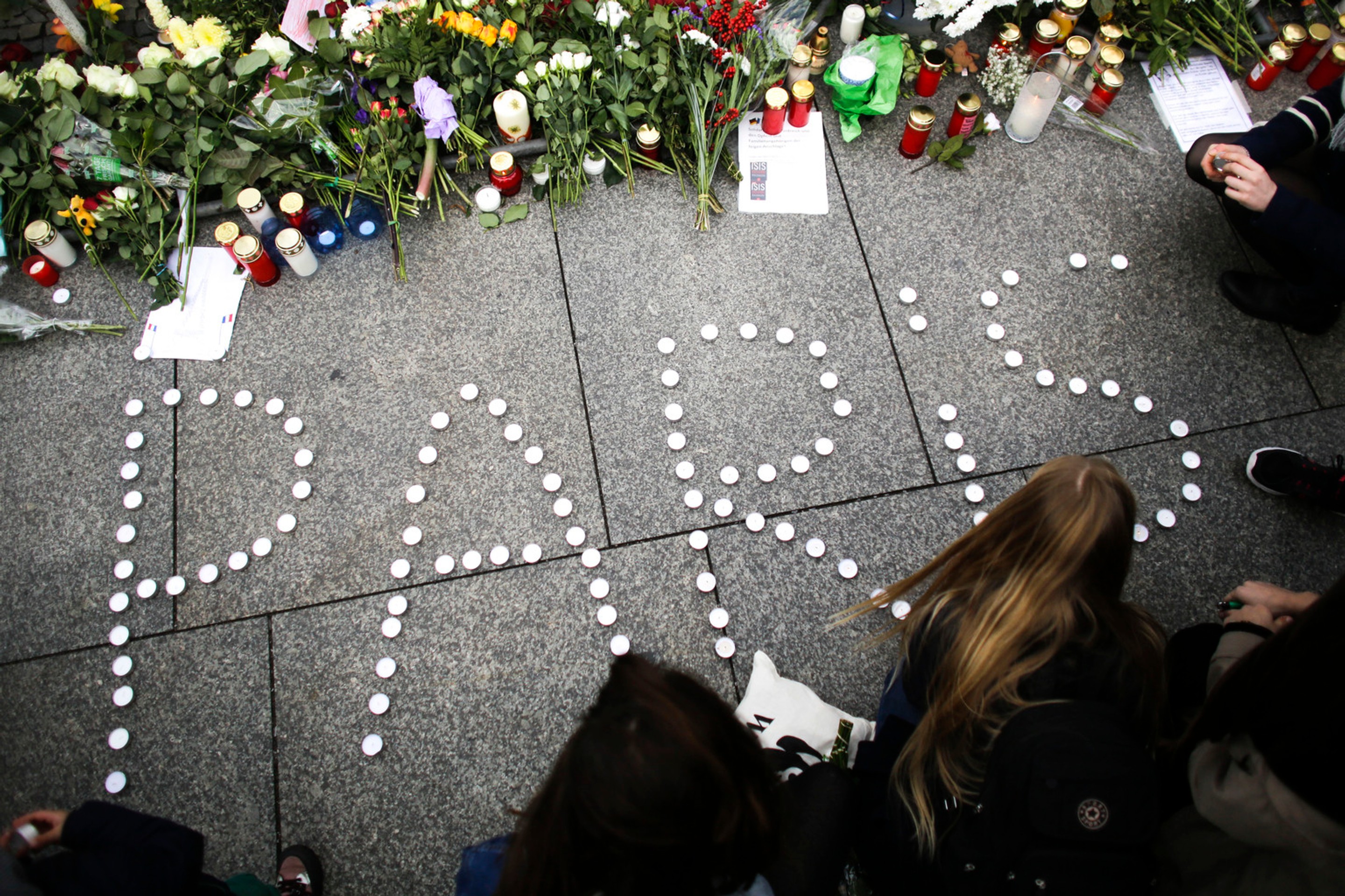 Mladá žena vytvorila nápis Paris z čajových sviečok 