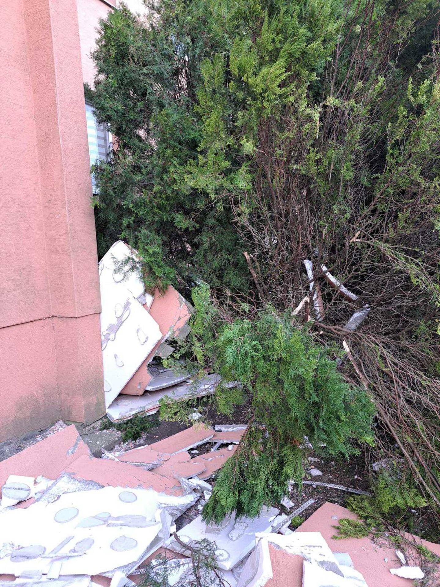 Silný vietor v Trnave strhol kusy zateplenia