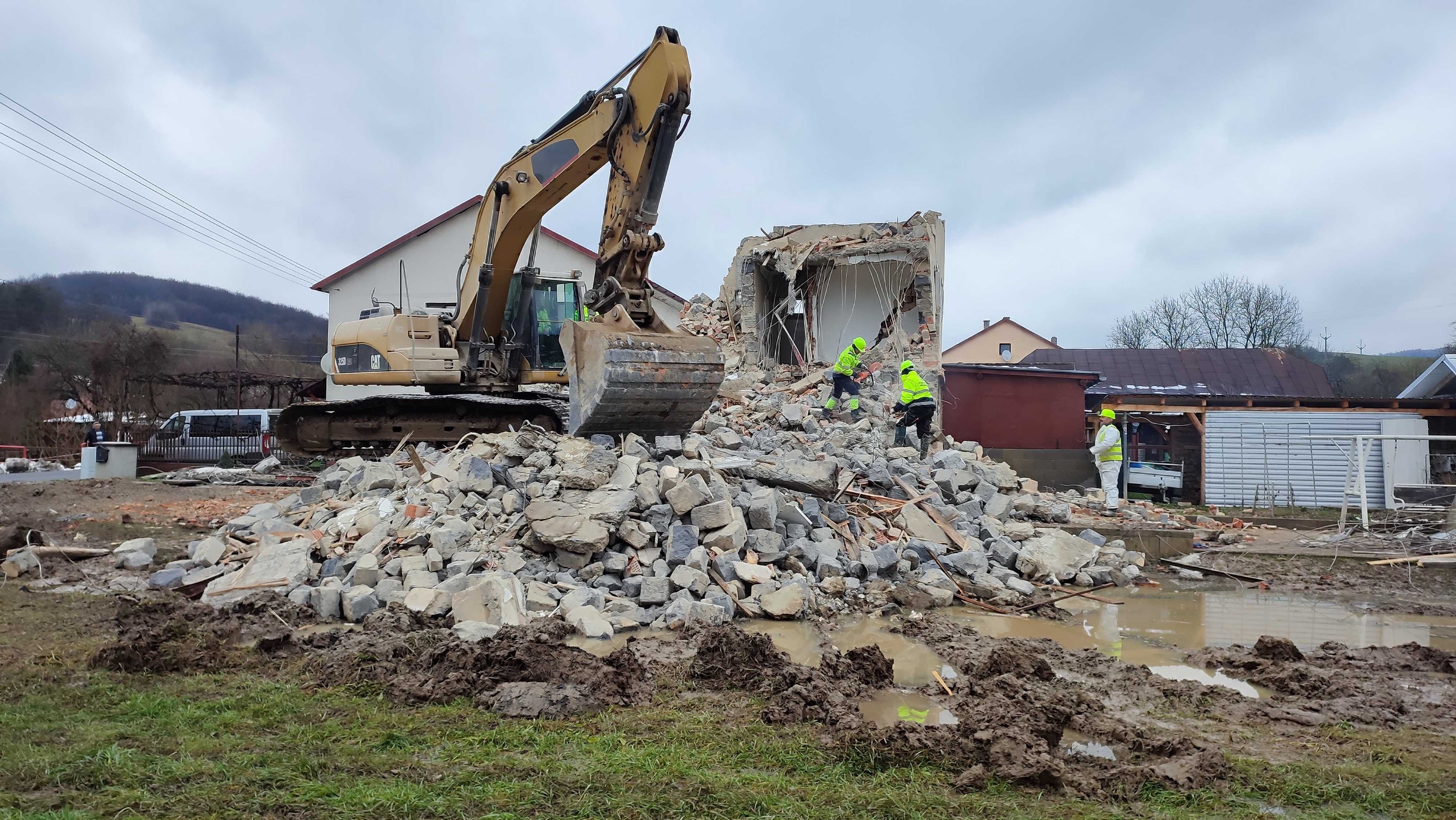 Búranie zemetrasením poškodeného domu v Baškovciach