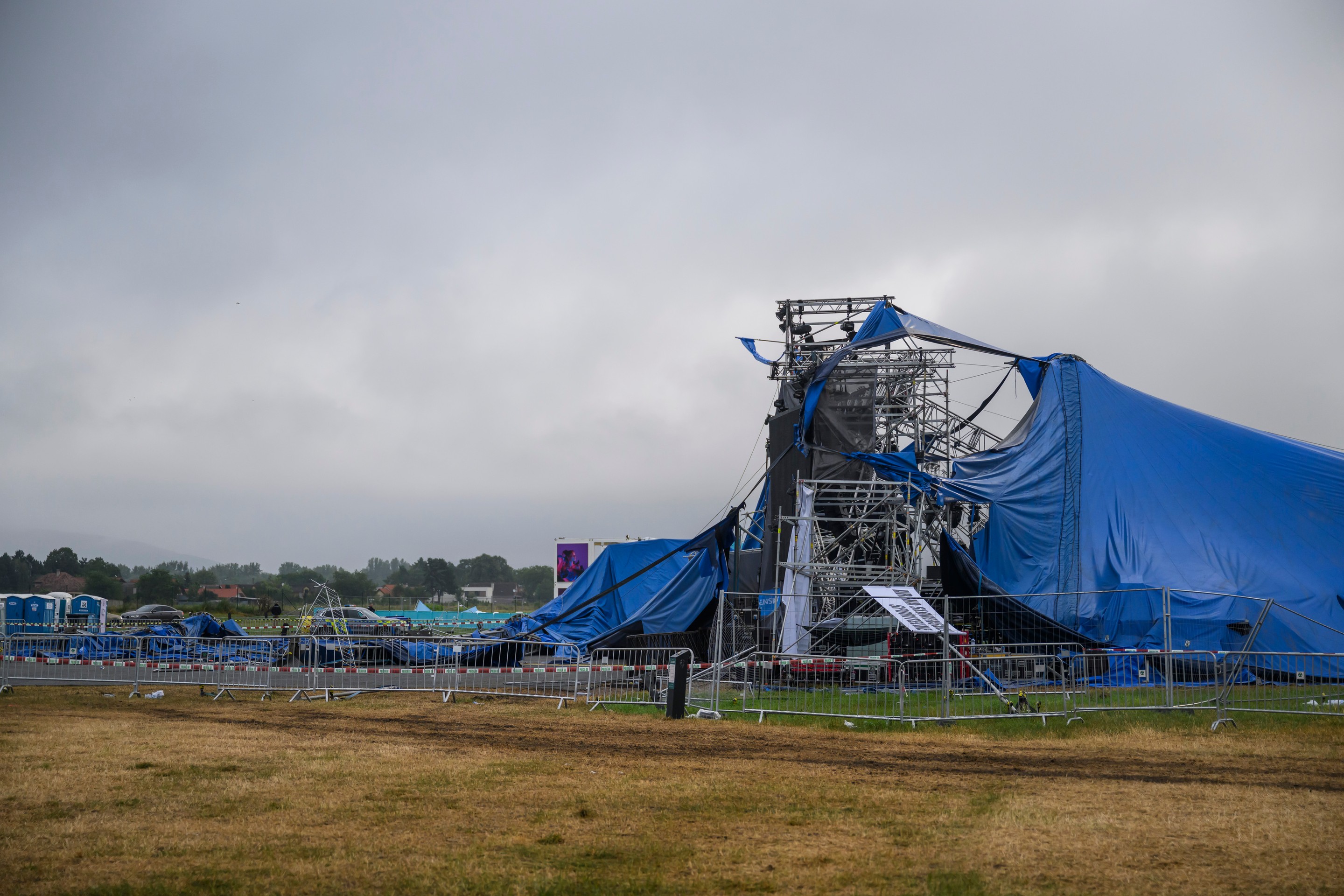 Festival Pohoda po intenzívnej búrke a páde stanu predčasne ukončili.