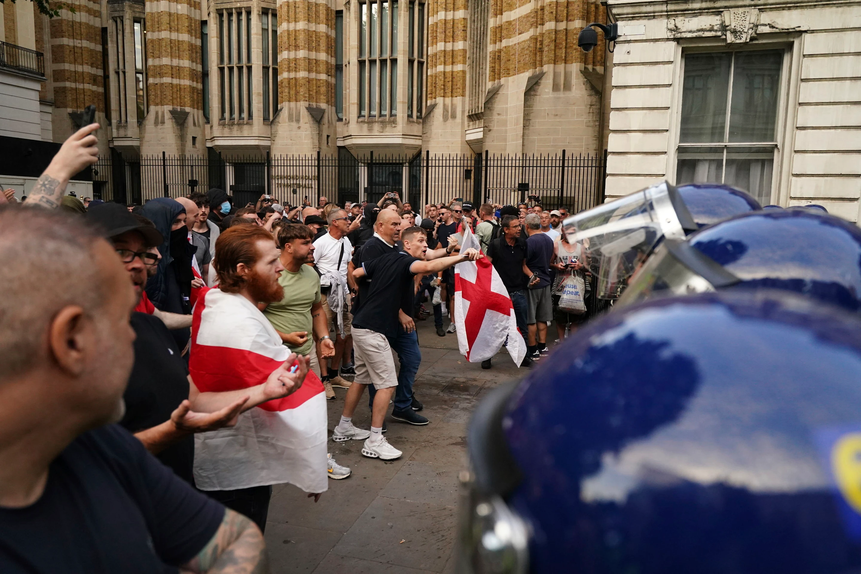 Protestujúci v kolízii s políciou počas protestu po pondelkovej vražde troch dievčat na tanečnom podujatí pre deti venovanom tvorbe americkej speváčky Taylor Swiftovej.