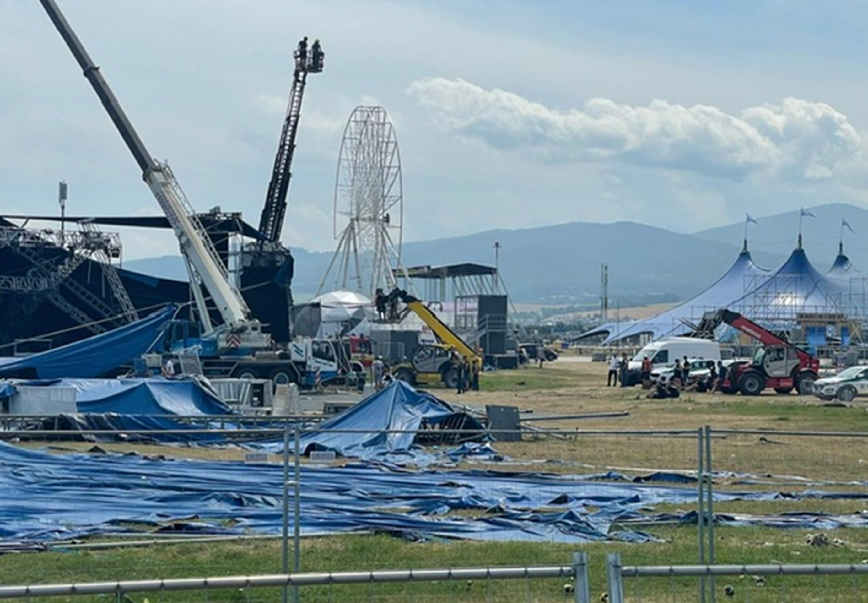 Žeriavy zabezpečujú zrútený stan na festivale Pohoda.