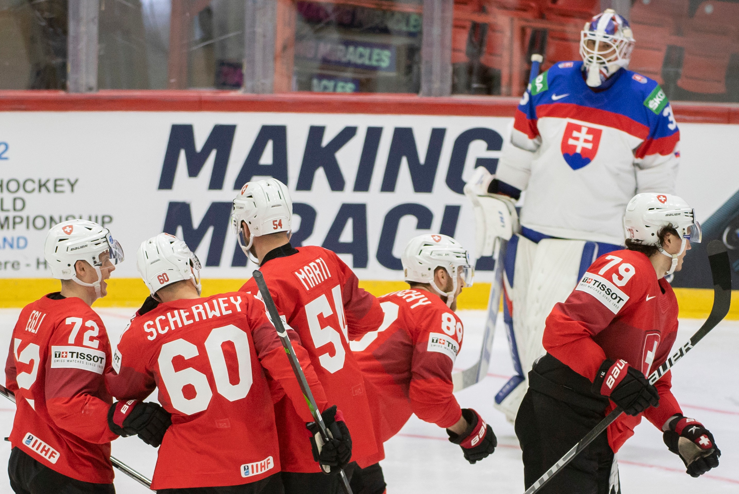 Na snímke gólová radosť hráčov Švajčiarska po 3. góle do siete Slovenska.