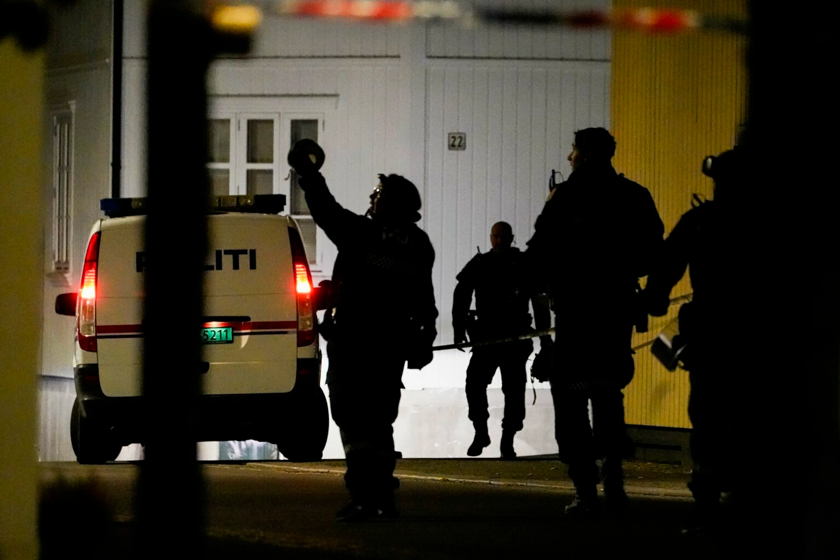 Policajti na mieste činu v Kongsbergu.