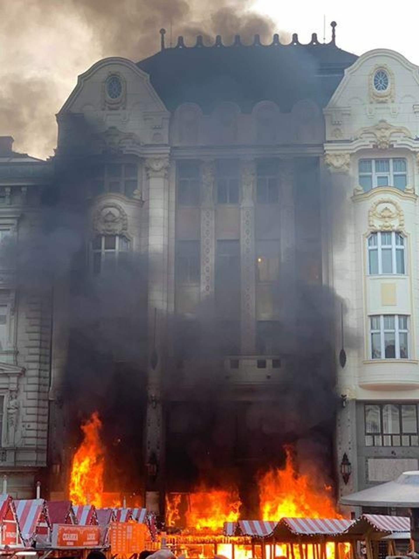 Požiar na vianočných trhoch.