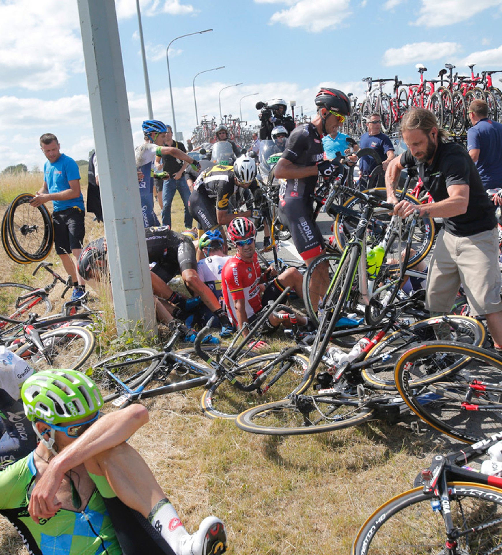 Niekoľko jazdcov po páde asi 59 km pred cieľom 3. etapy na TdF.