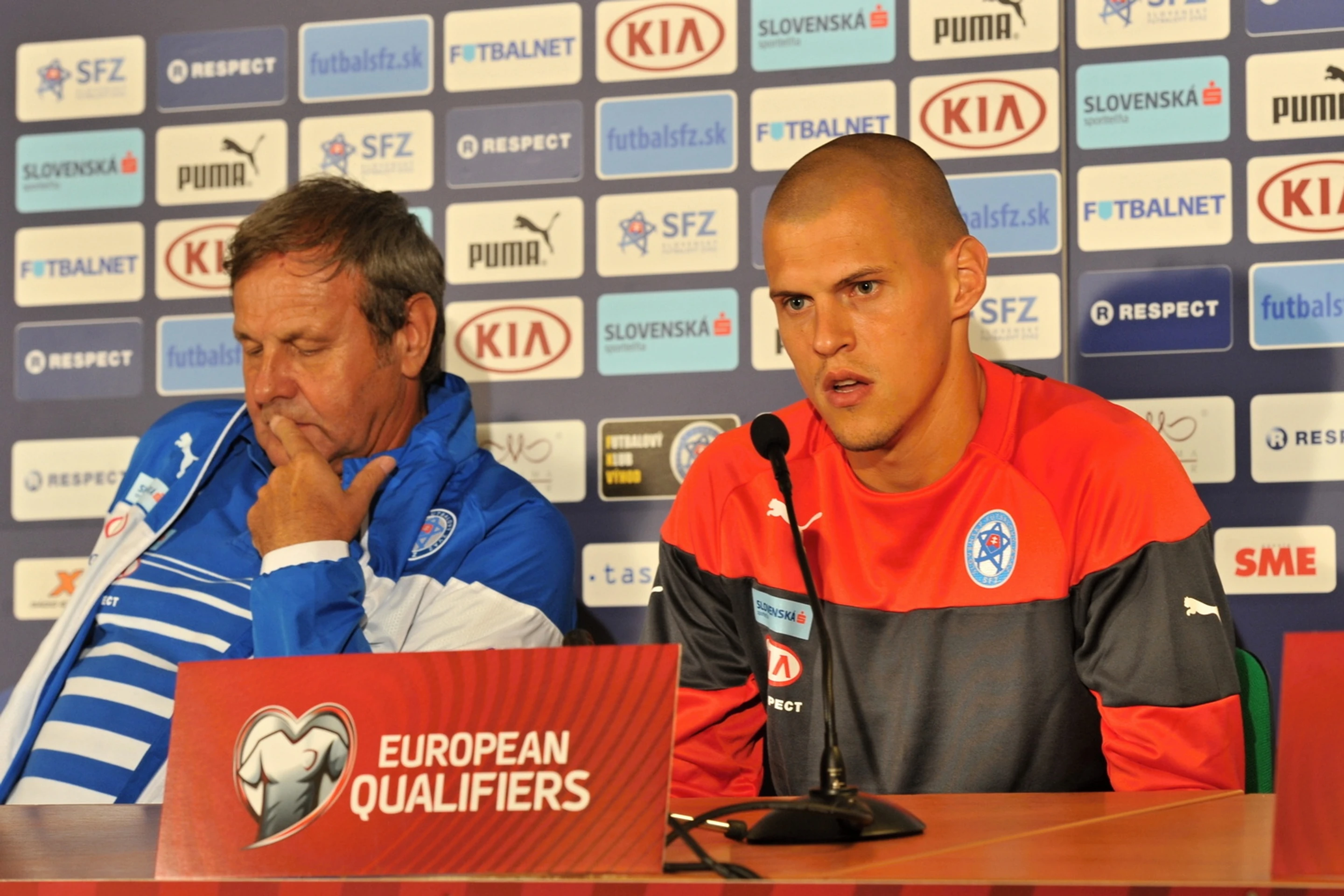 Tréner Ján Kozák a kapitán Martin Škrtel pred zápasom s Ukrajinou.