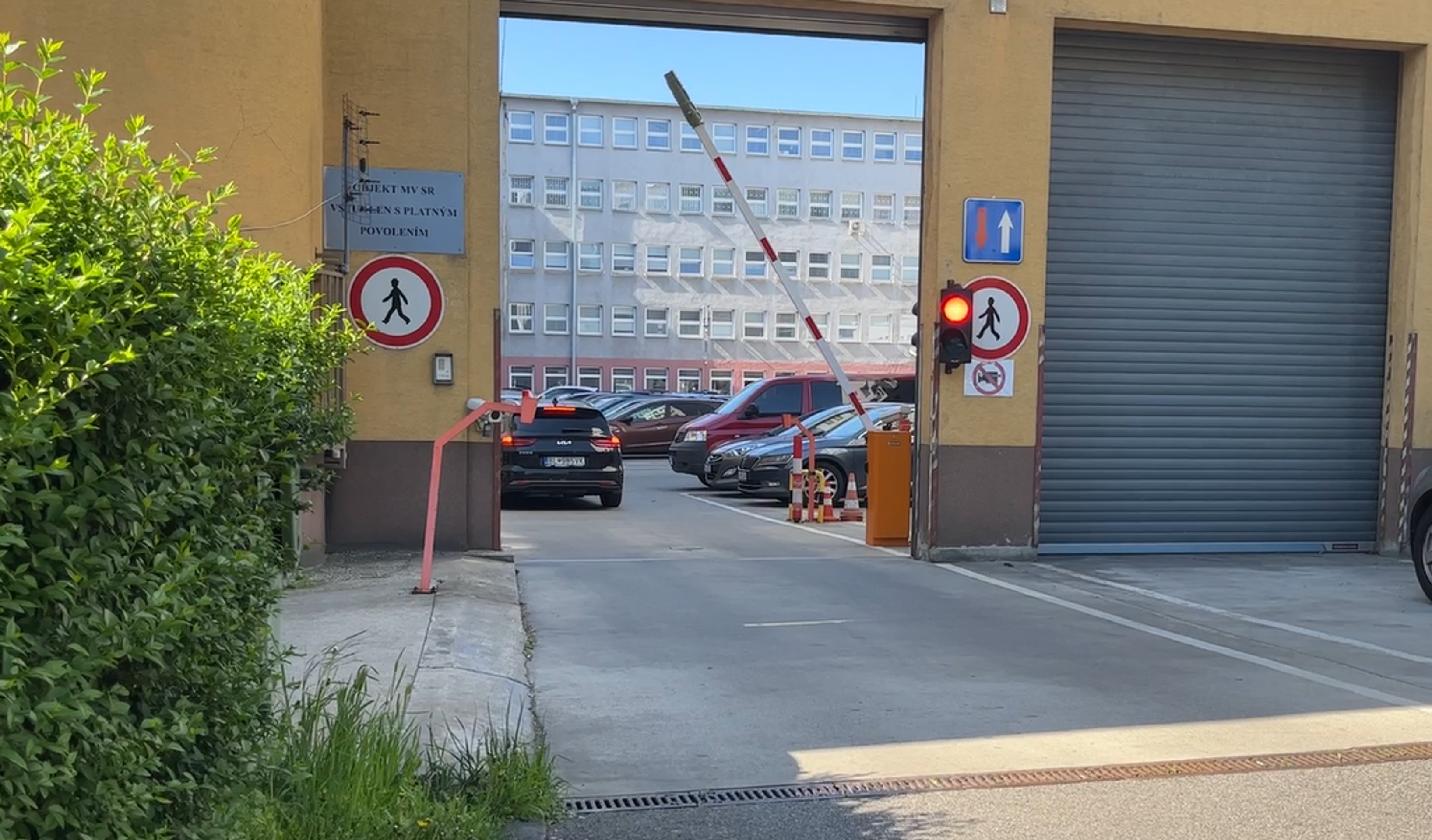 Razia NAKA. Zadržaných privážajú na výsluch na Prezídium Policajného zboru.