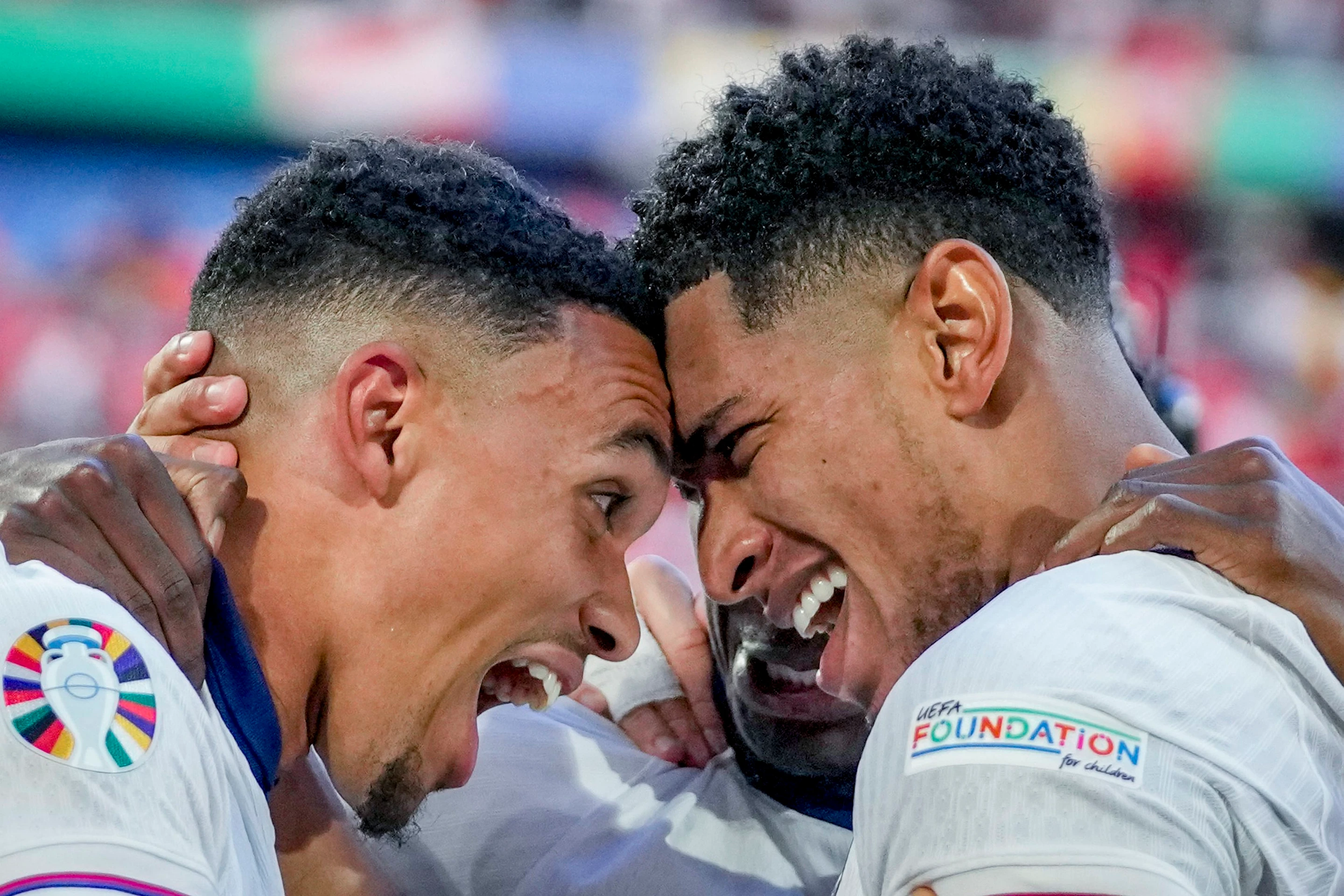 Jude Bellingham a Trent Alexander-Arnold oslavujú postup do semifinále.