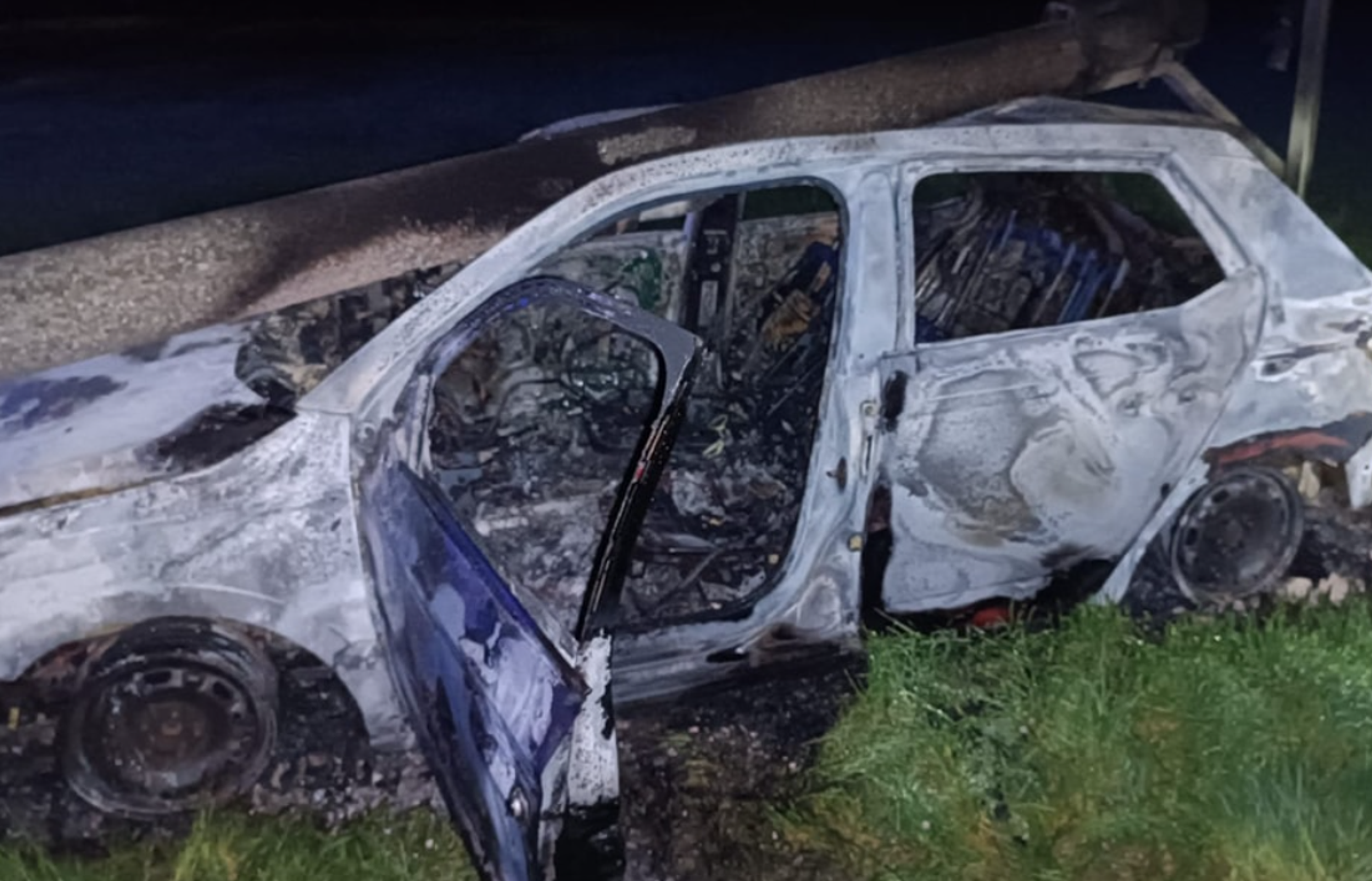 Auto narazilo do elektrického stĺpu a začalo horieť.