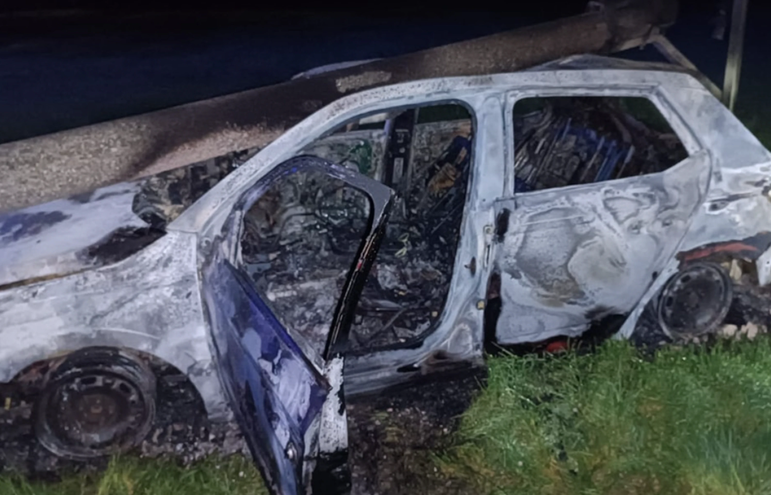 Auto narazilo do elektrického stĺpu a začalo horieť.