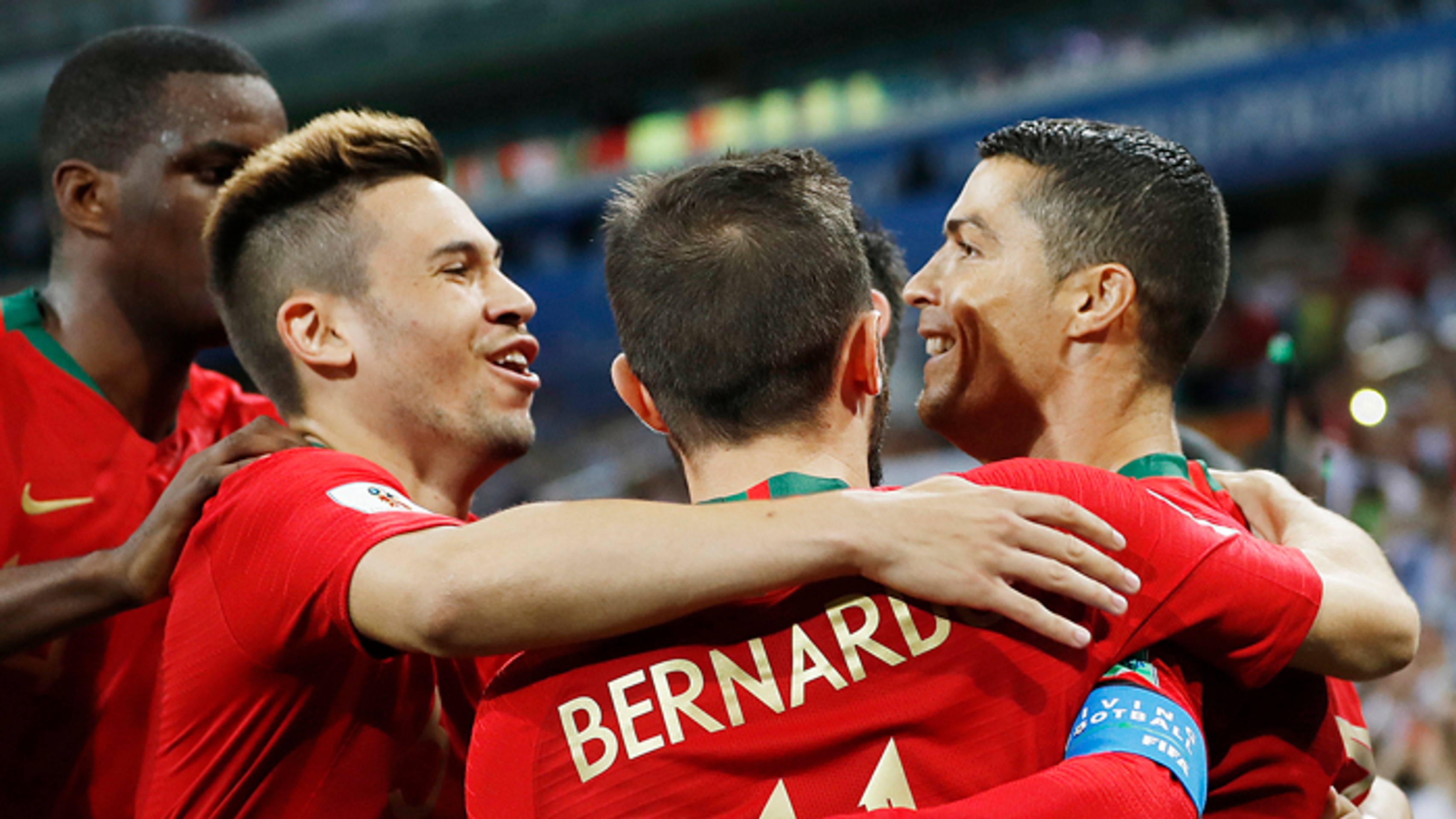 Ronaldo oslavuje so spoluhráčmi úvodný gól z penalty na MS proti Španielsku.