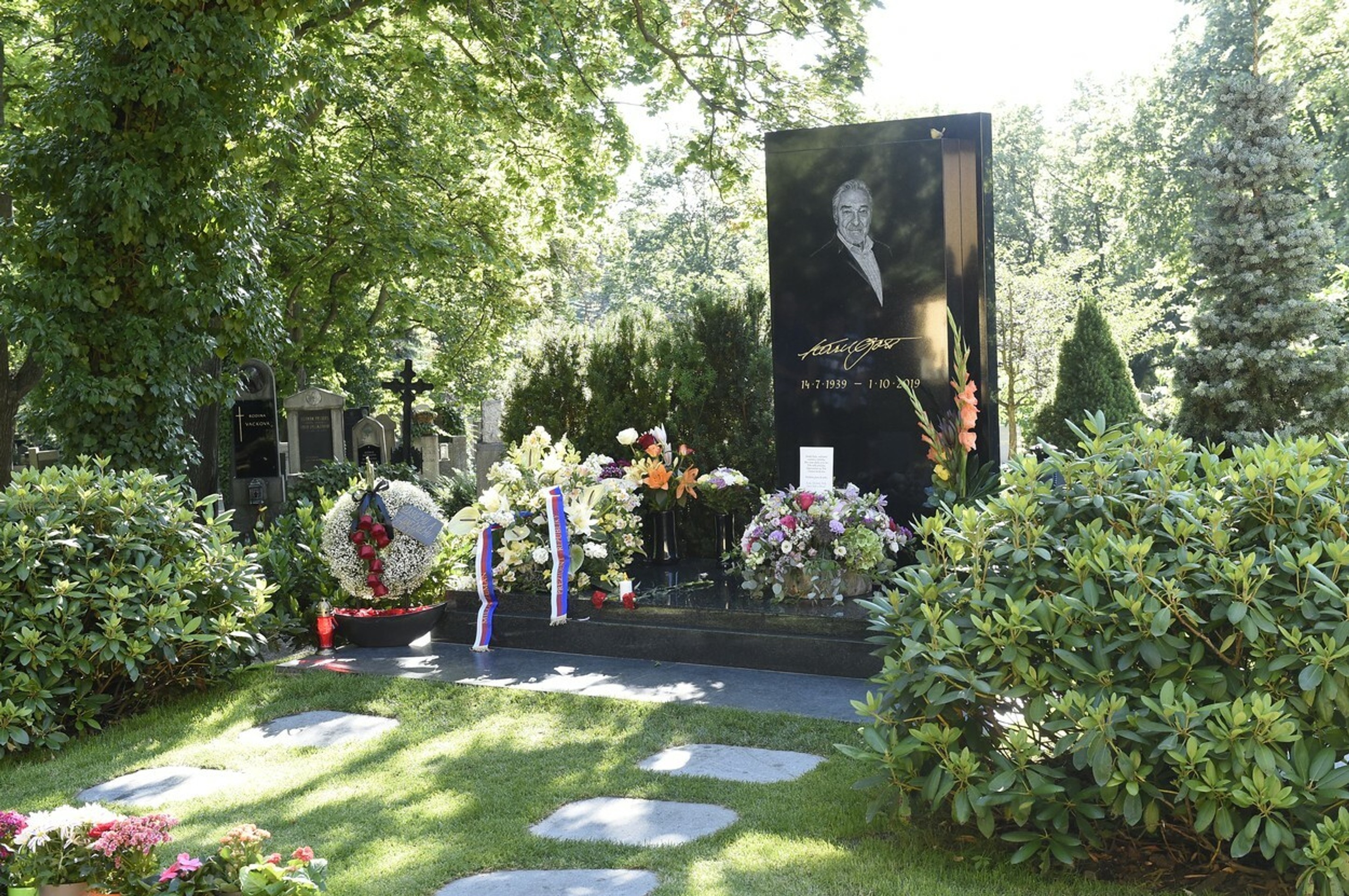 Hrob Karla Gotta pri príležitosti jeho nedožitých 81. narodenín.