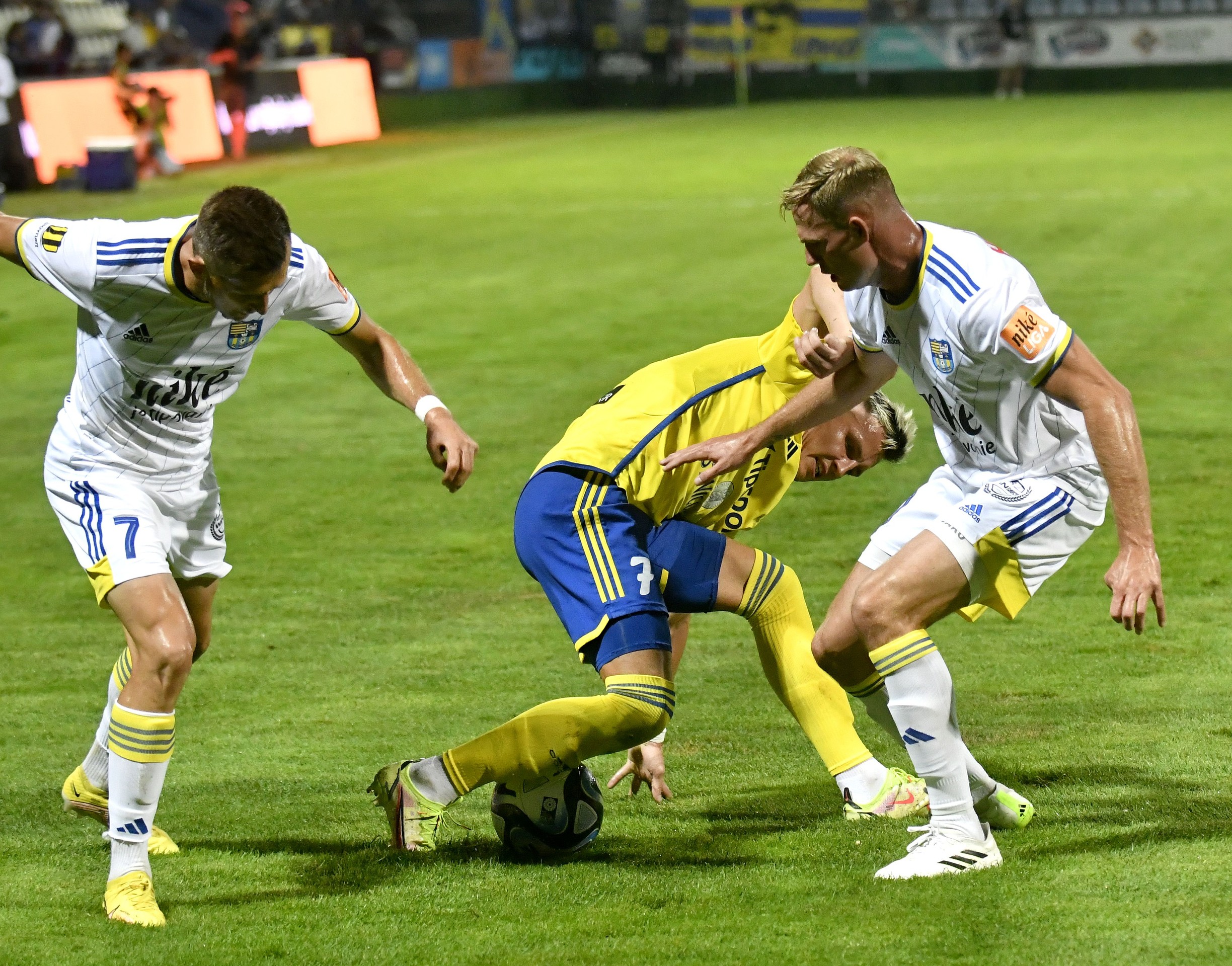 Na snímke vľavo Ján Mizerák a vpravo Ján Krivák (obaja Košice) a uprostred Daniel Pavúk (Michalovce).