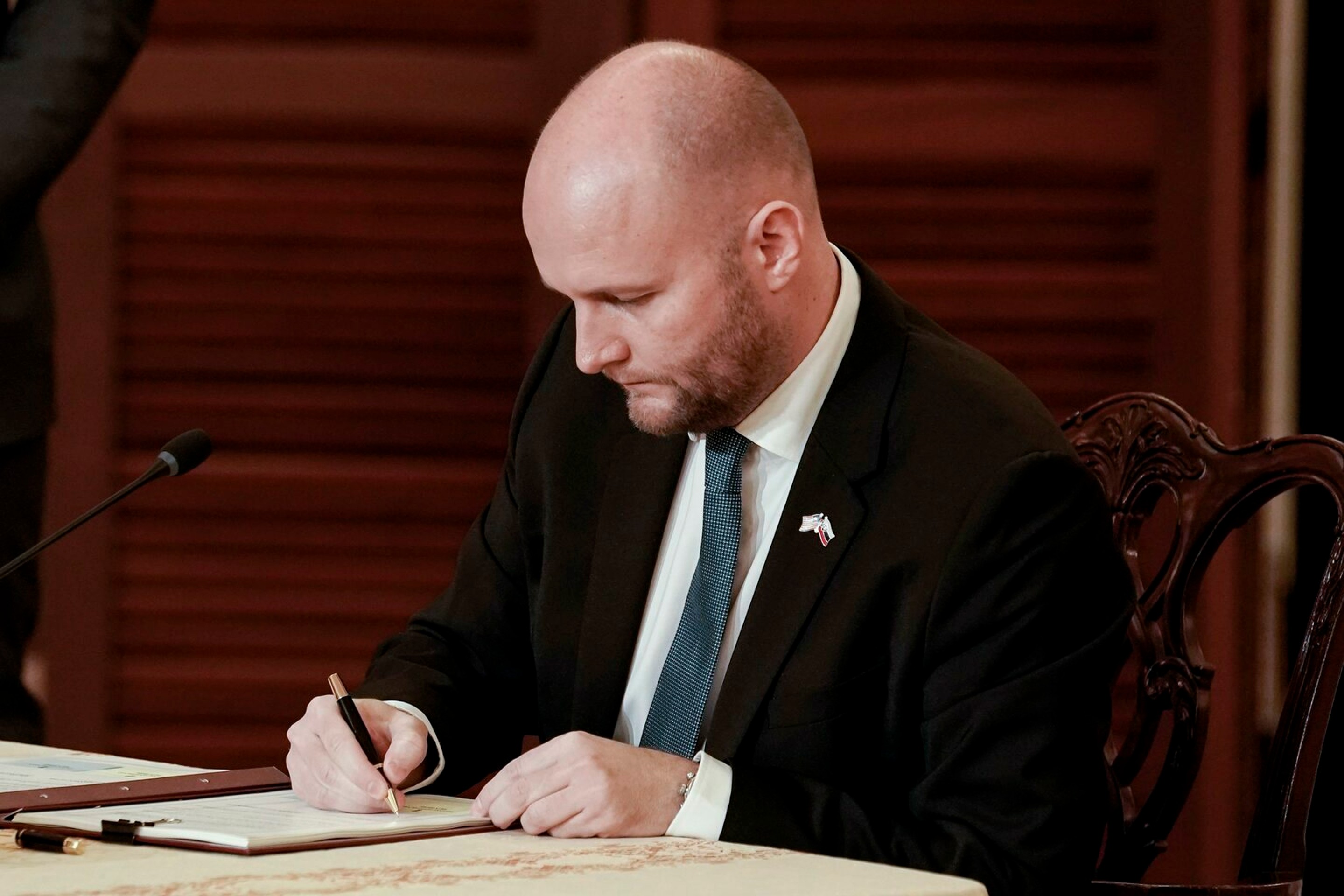 Jaroslav Naď počas podpisu obrannej dohody s USA.